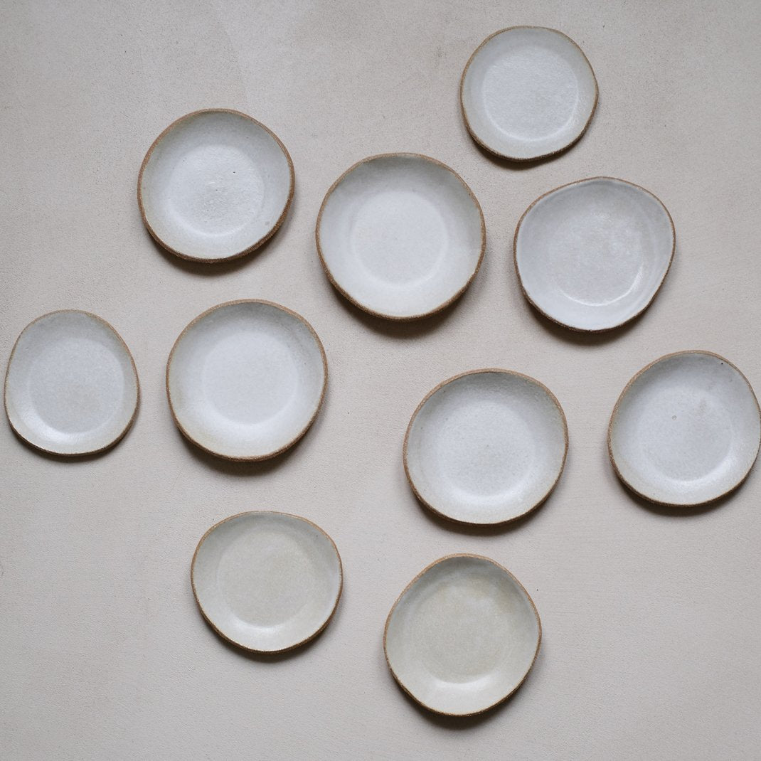 Coupelle en grès blanc par Lucie Faucon chez Brutal Ceramics