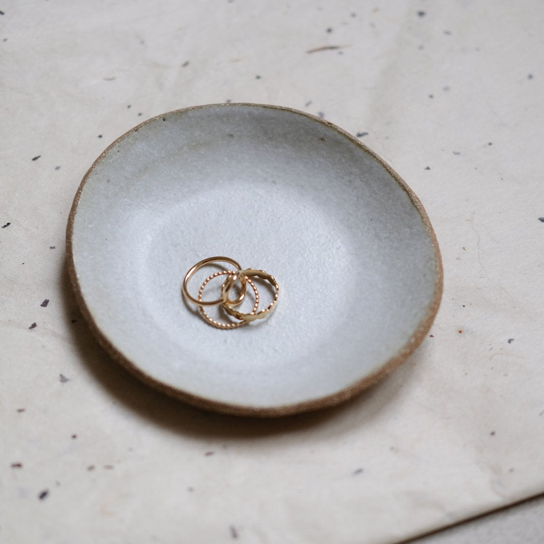 Coupelle en grès blanc par Lucie Faucon chez Brutal Ceramics