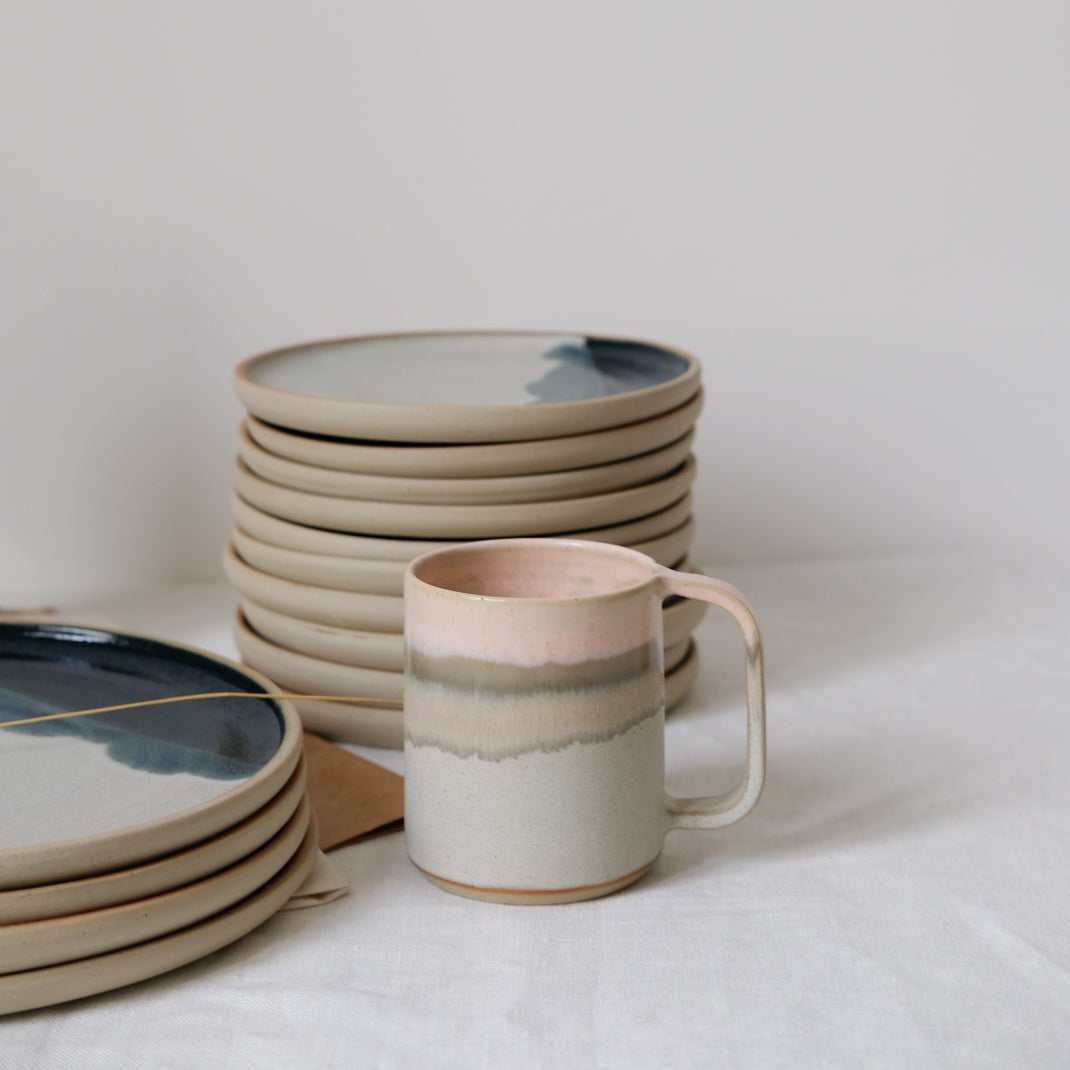 Mug en grès vieux rose par Marine Feuillerat chez Brutal Ceramics