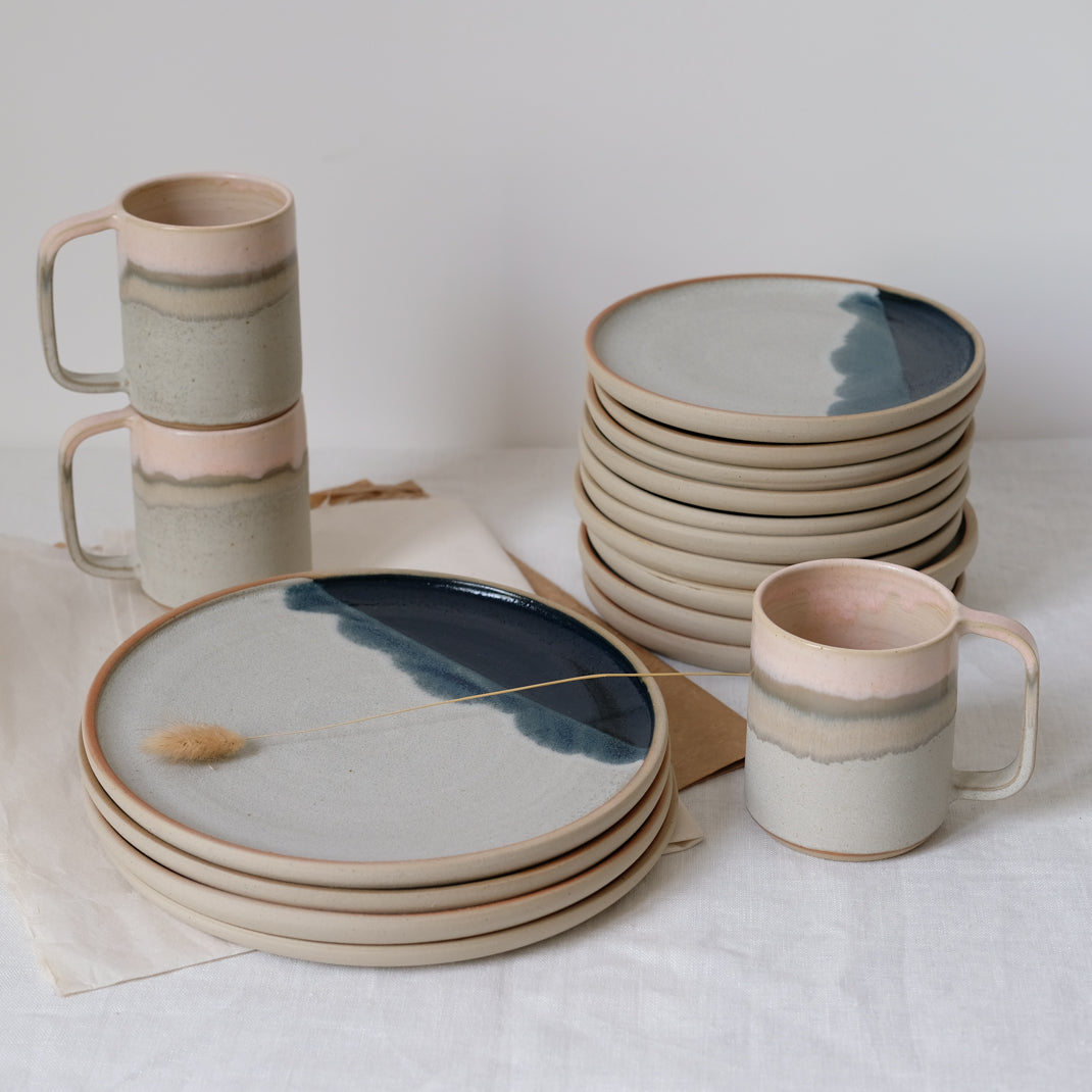 Assiette en grès bleu marine par Marine Feuillerat chez Brutal Ceramics