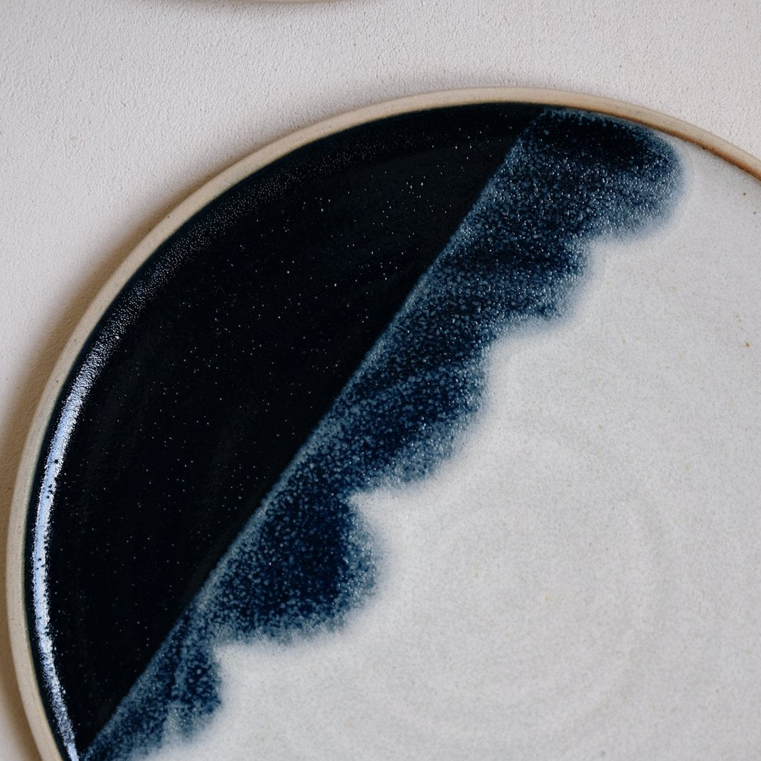 Assiette en grès bleu marine par Marine Feuillerat chez Brutal Ceramics