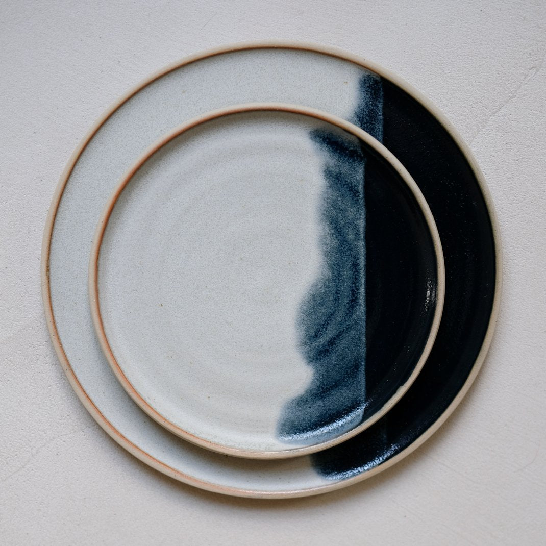 Assiette en grès bleu marine par Marine Feuillerat chez Brutal Ceramics