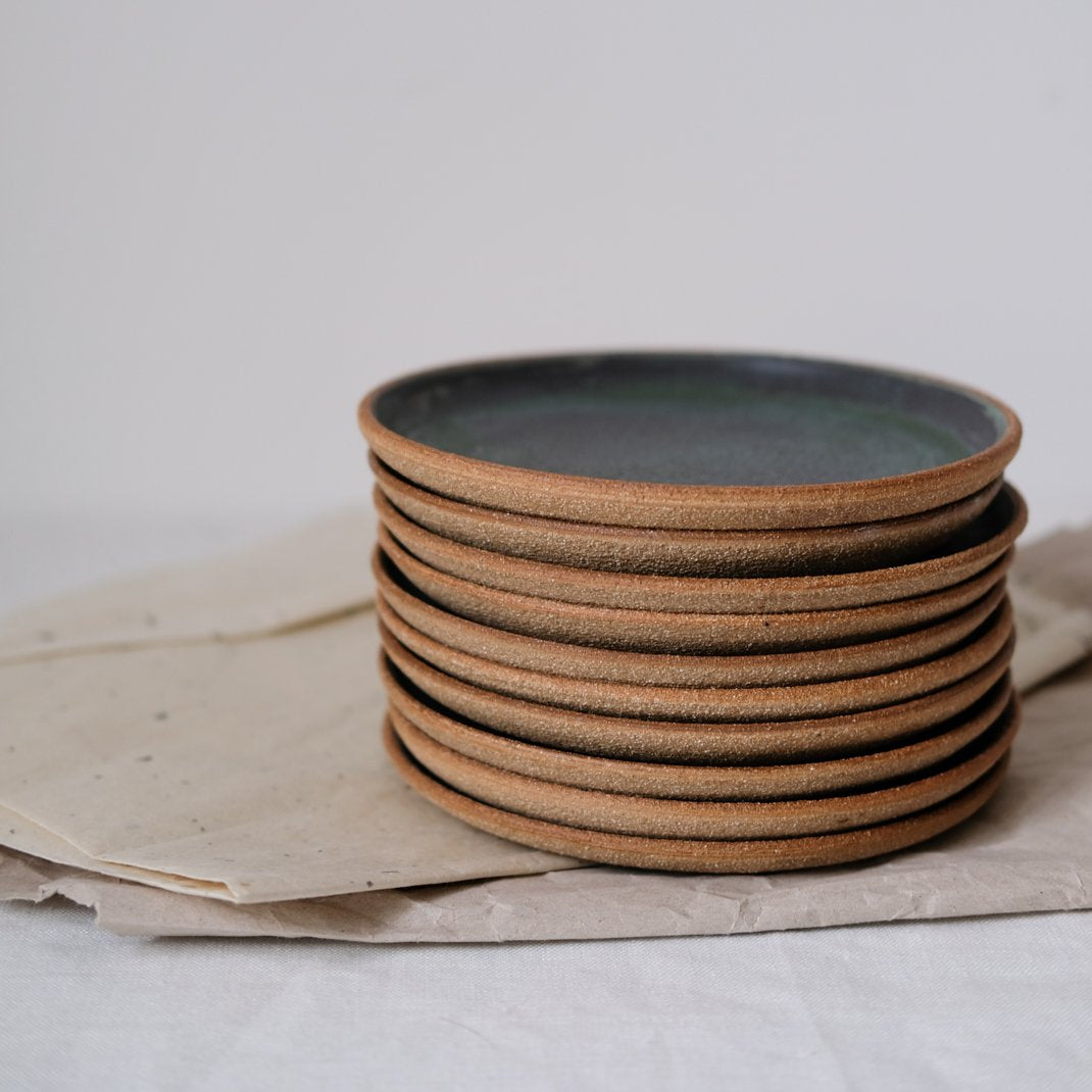 Assiette en grès roux par Marta Dervin chez Brutal Ceramics