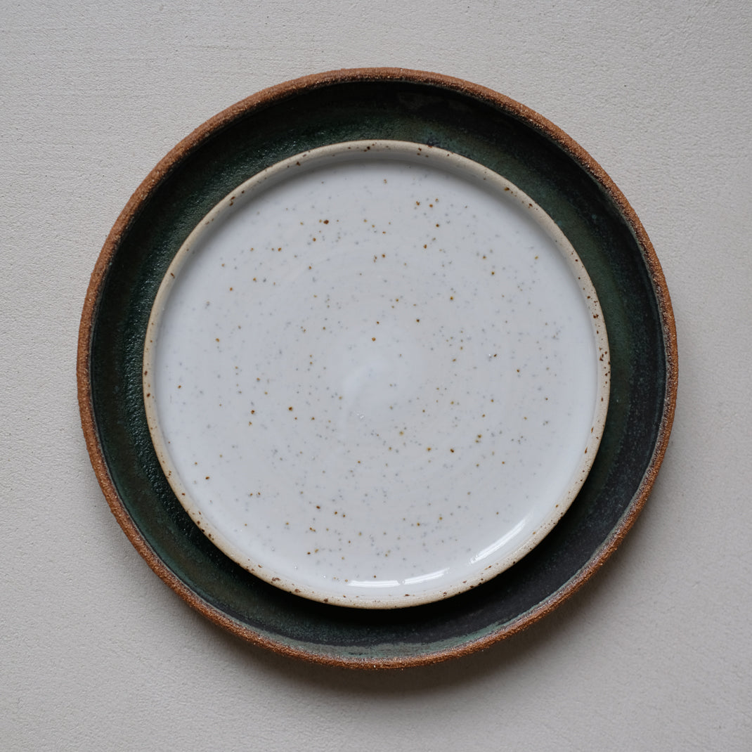 Assiette en grès par Marta Dervin chez Brutal Ceramics