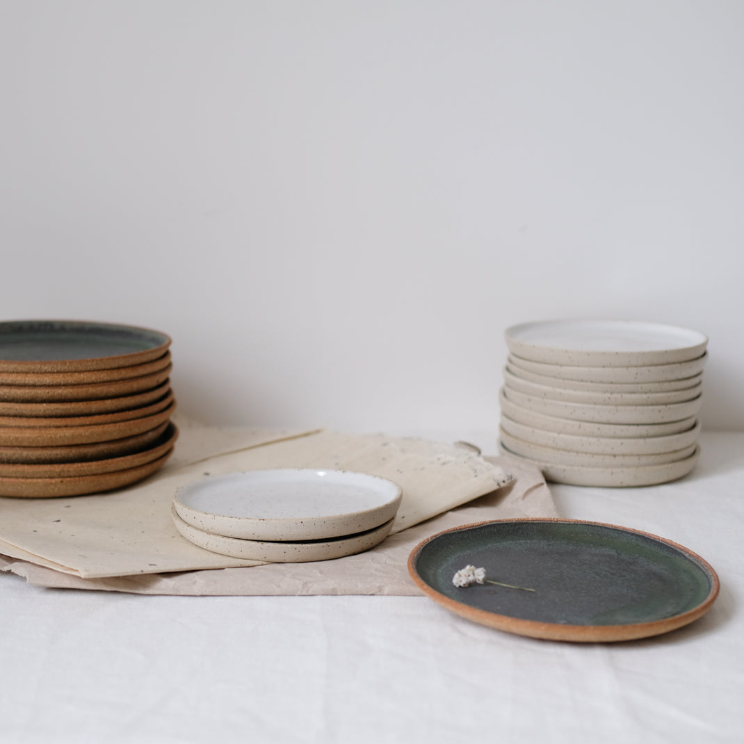 Assiette en grès par Marta Dervin chez Brutal Ceramics