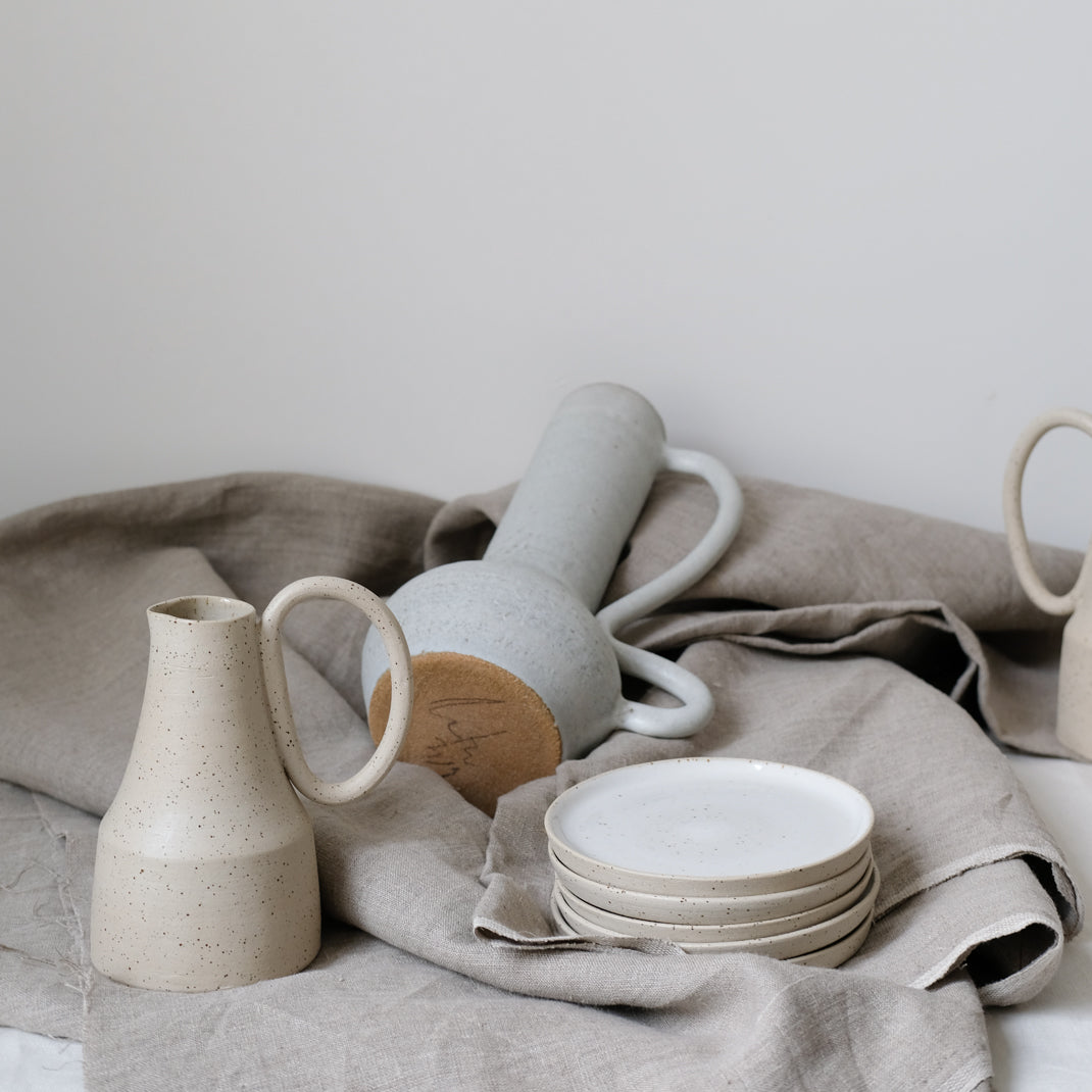 Assiette en grès par Marta Dervin chez Brutal Ceramics