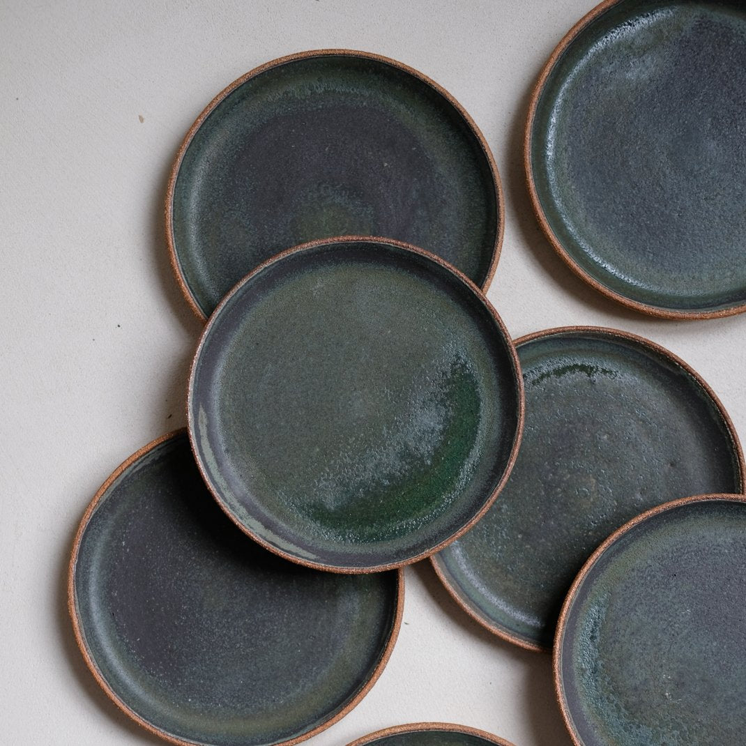 Assiette en grès roux par Marta Dervin chez Brutal Ceramics