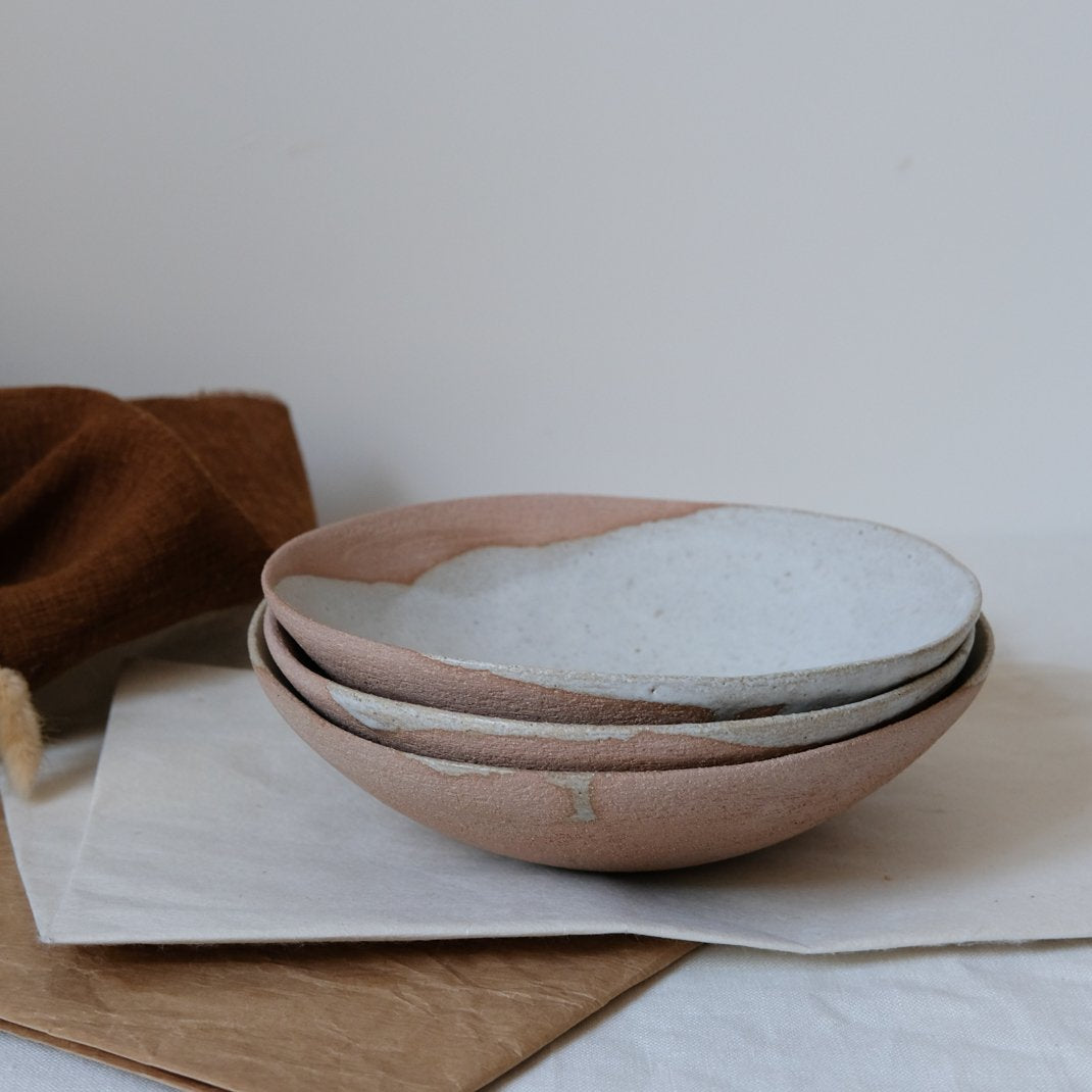 Saladier en grès de Maru Meleniou chez Brutal Ceramics