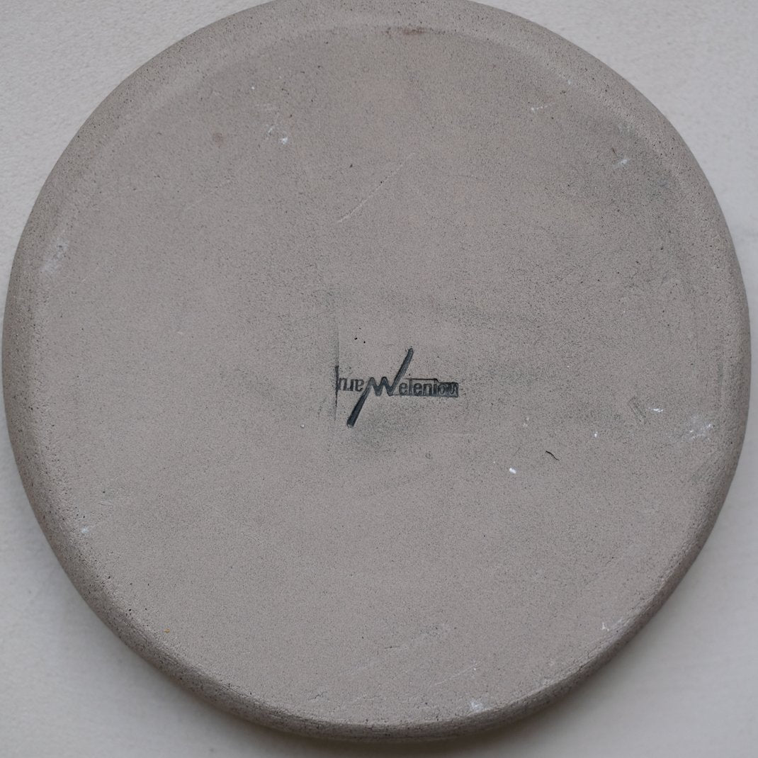 Assiette haute en grès de Maru Meleniou chez Brutal Ceramics