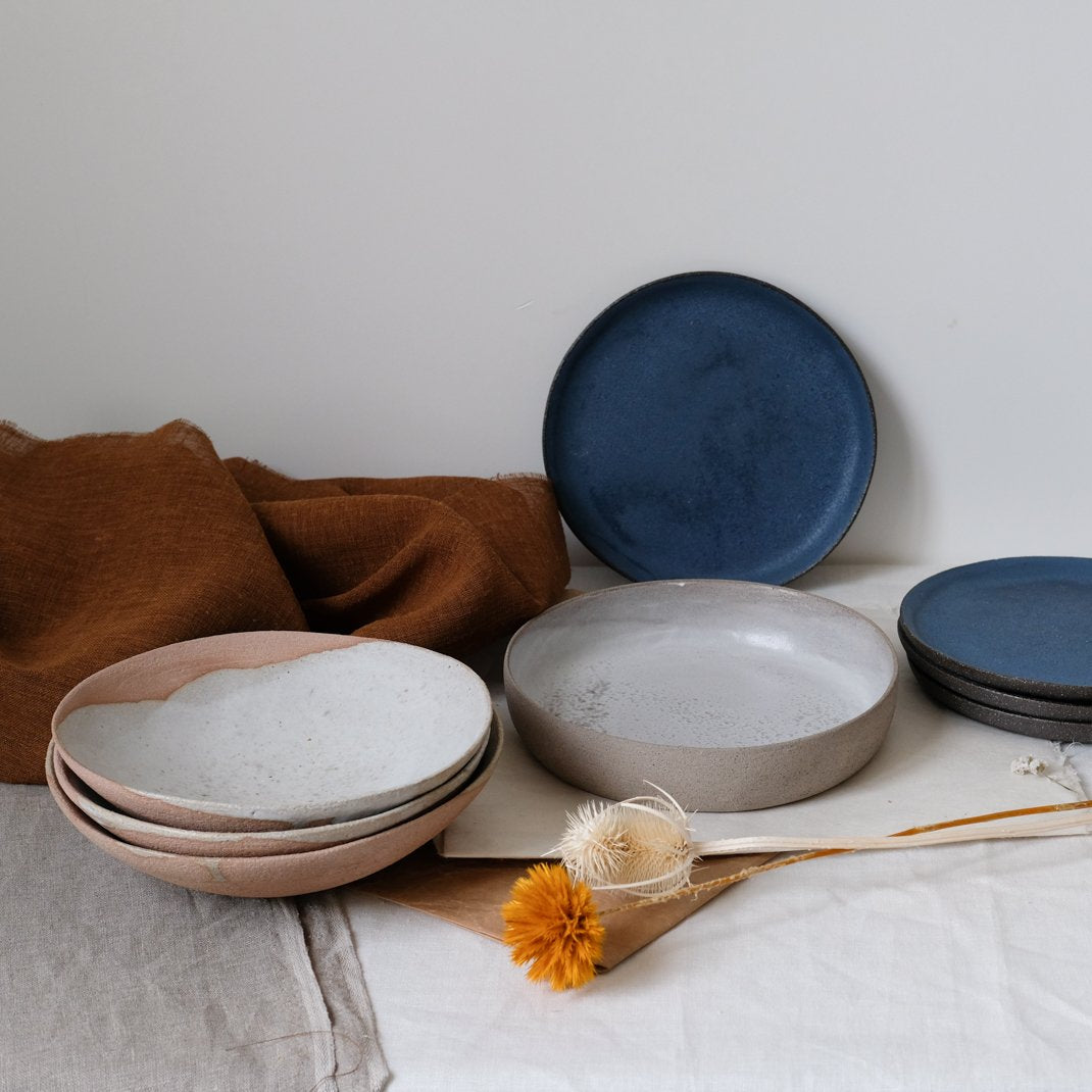 Assiette en grès de Maru Meleniou chez Brutal Ceramics