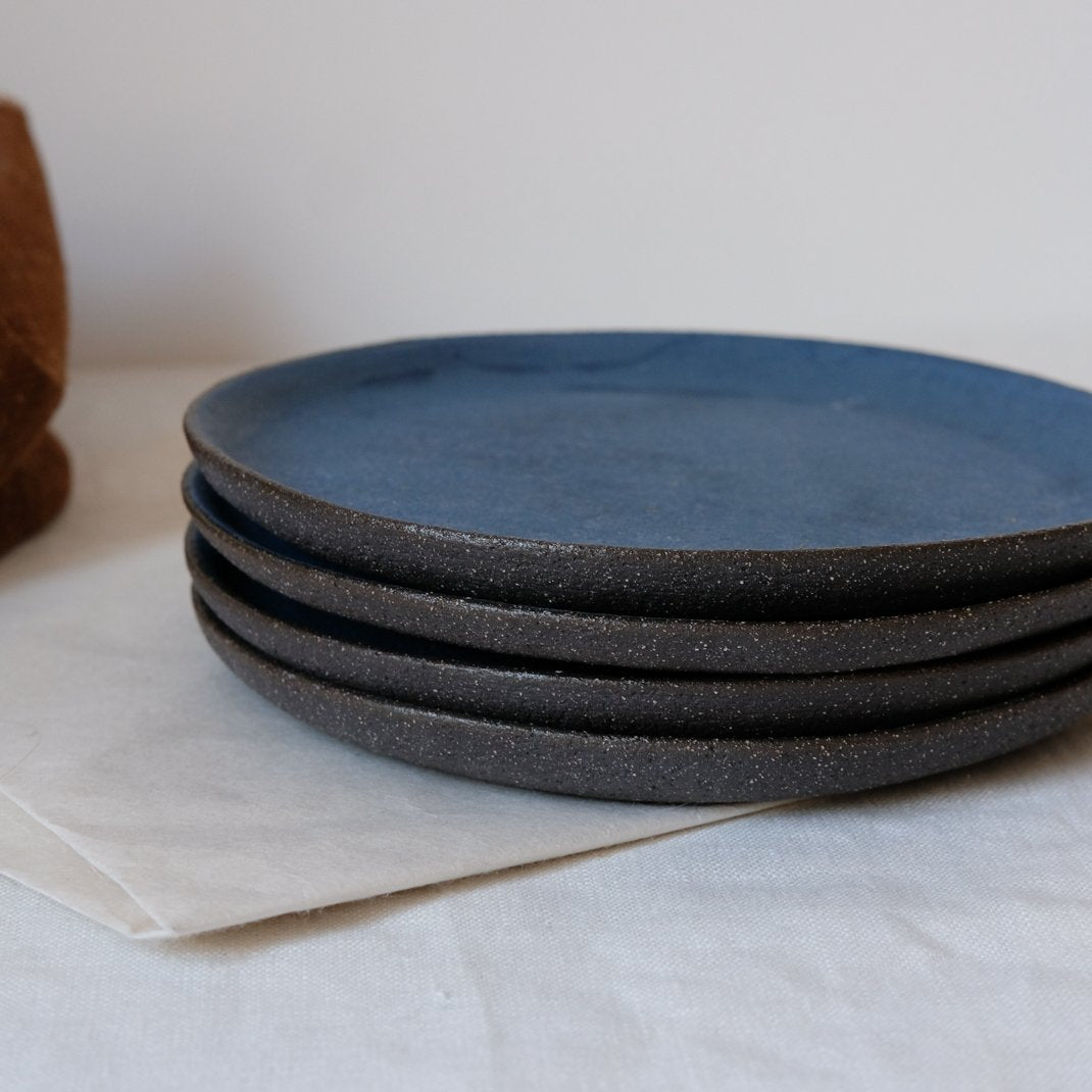 Assiette en grès de Maru Meleniou chez Brutal Ceramics