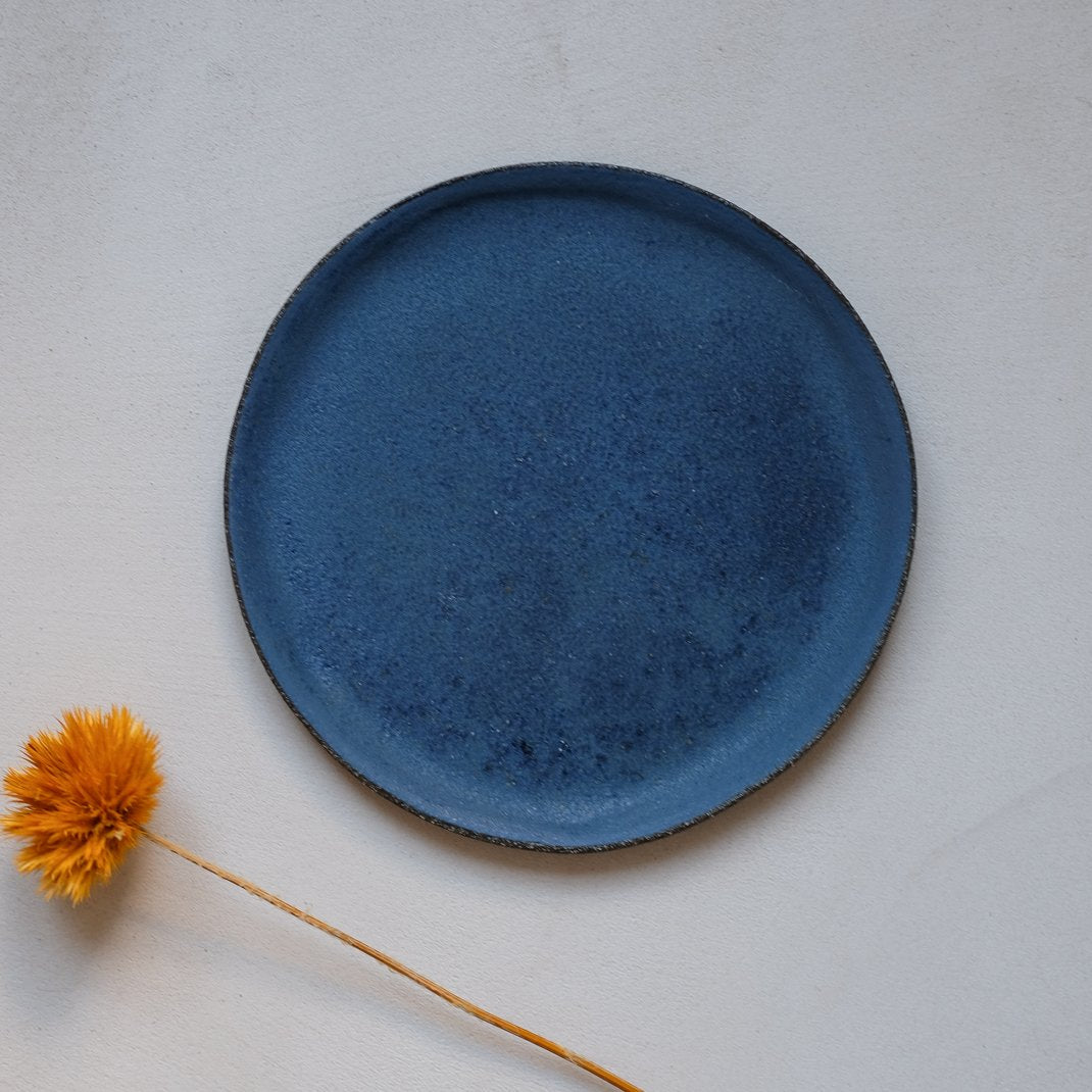 Assiette en grès de Maru Meleniou chez Brutal Ceramics