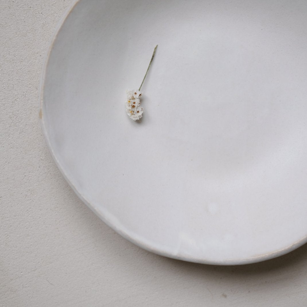 Assiette creuse en grès par Mathilde Martin chez Brutal Ceramics