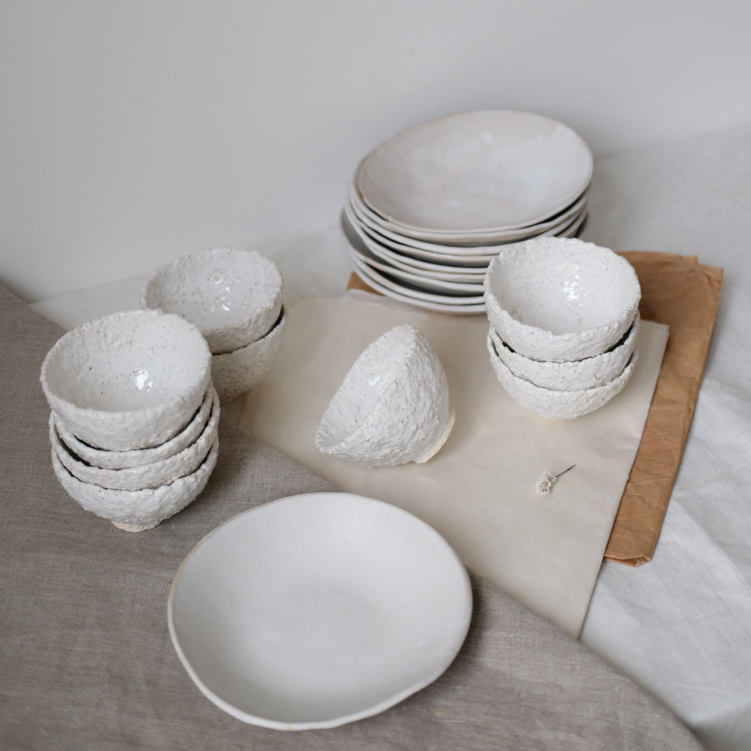 Assiette creuse en grès par Mathilde Martin chez Brutal Ceramics