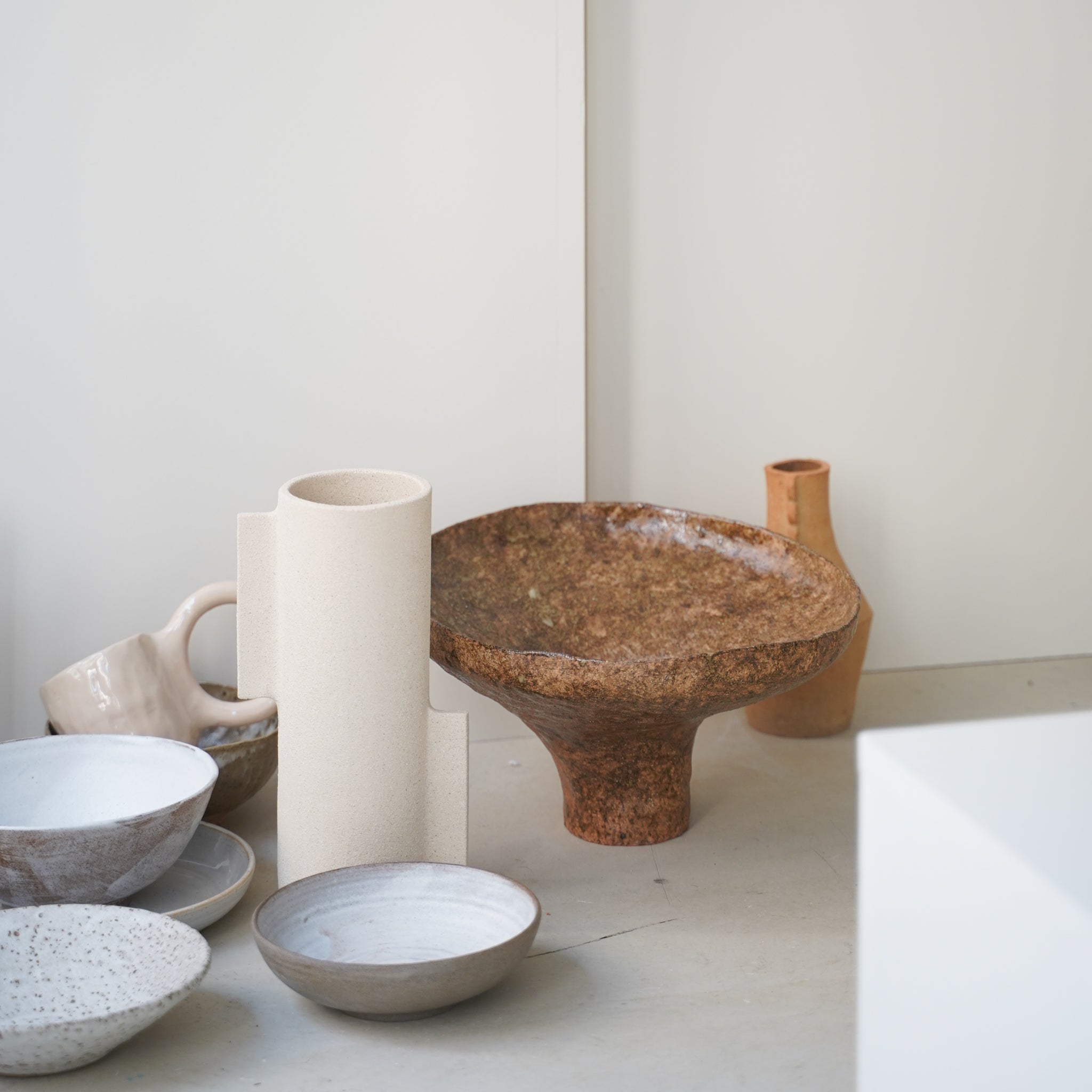 Coupe evasée en grès chamotté H 16,5cm - ocre, marron par Judith Lasry chez Brutal Ceramics