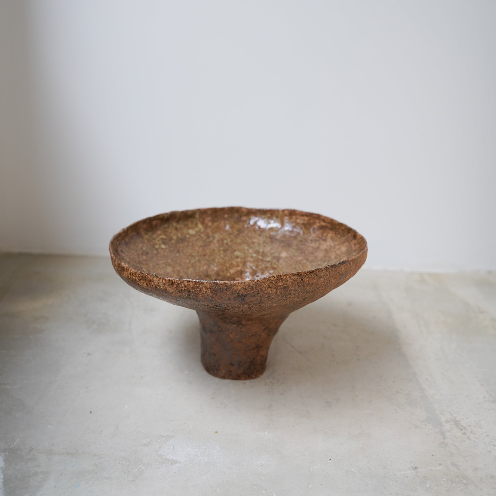 Coupe evasée en grès chamotté H 16,5cm - ocre, marron par Judith Lasry chez Brutal Ceramics