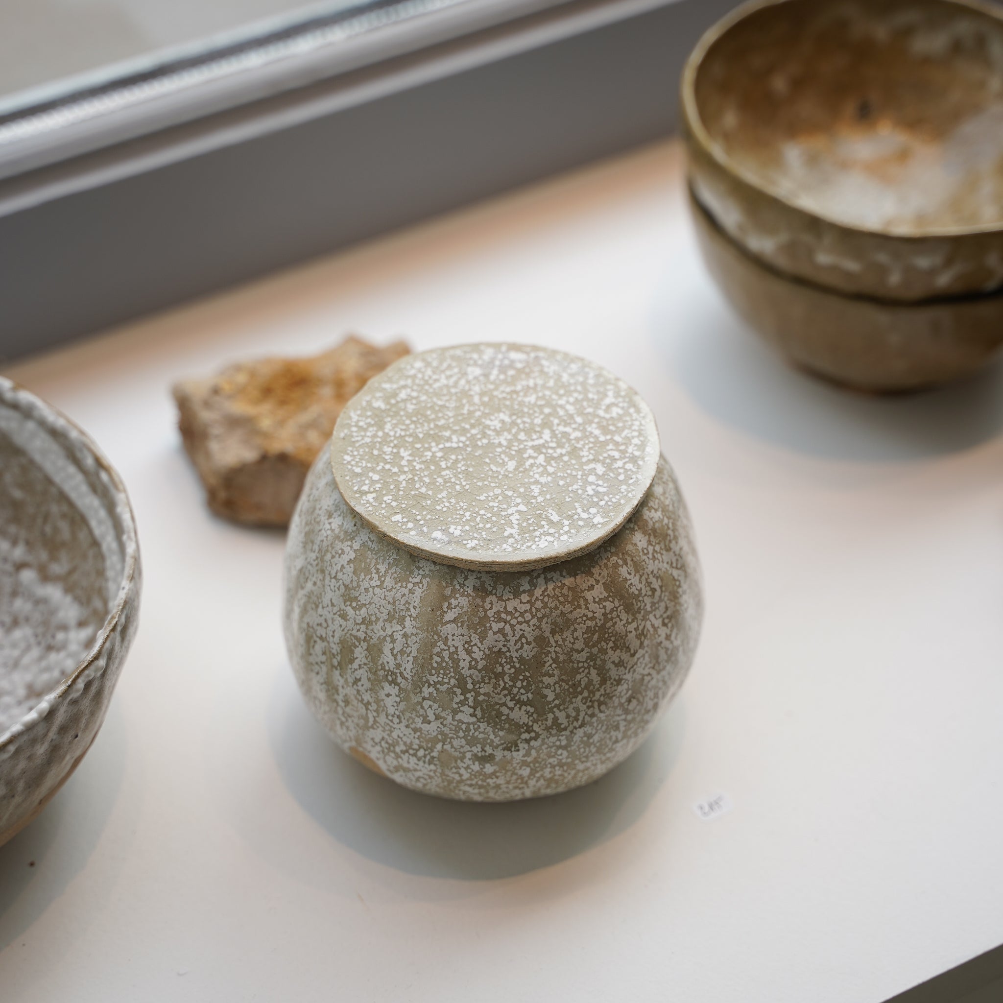 Boîte en grès blanc H12 cm cuisson bois / Blanc neige de Judith Lasry chez Brutal Ceramics