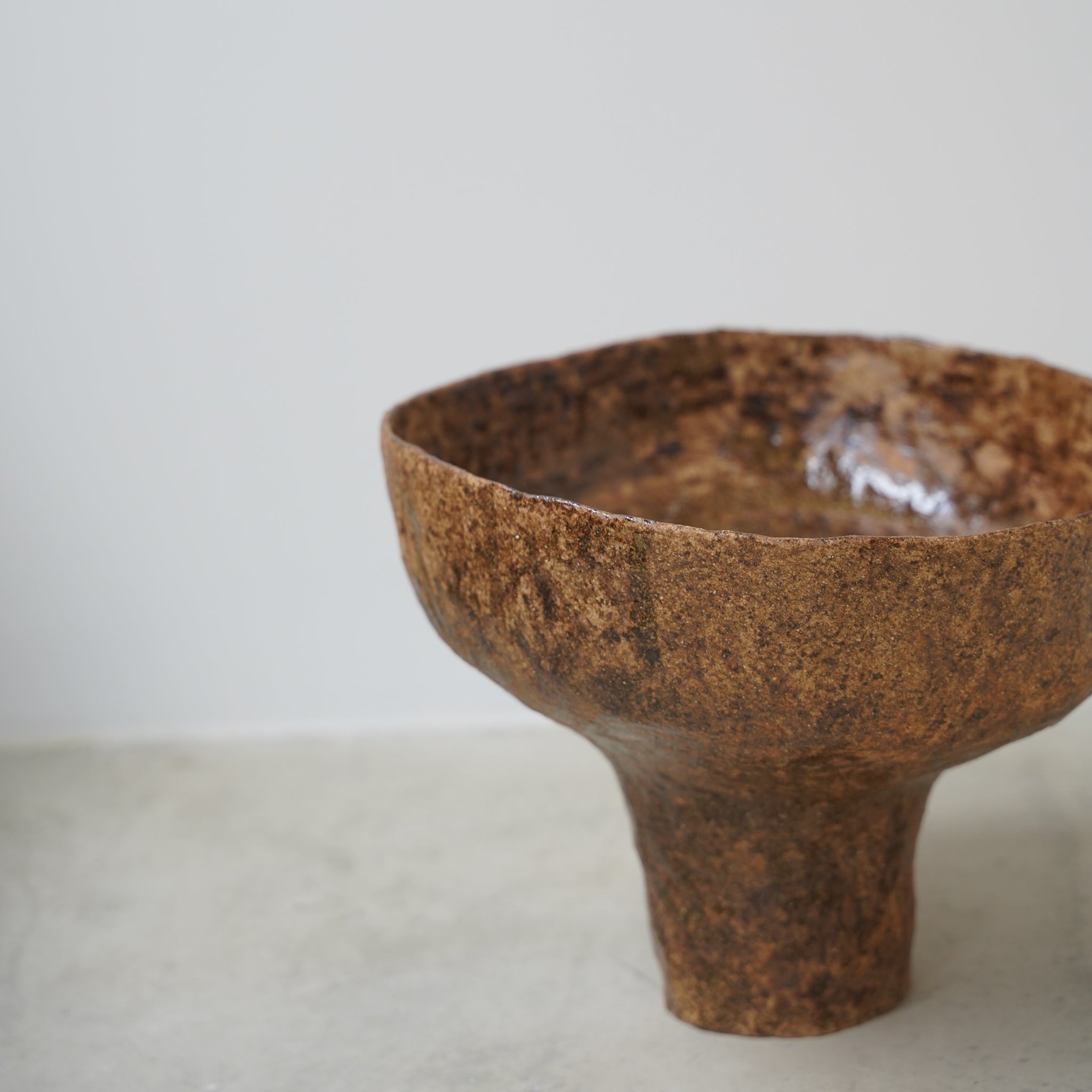 Coupe droite en grès chamotté H 19,5cm - ocre, marron par Judith Lasry pour Brutal Ceramics