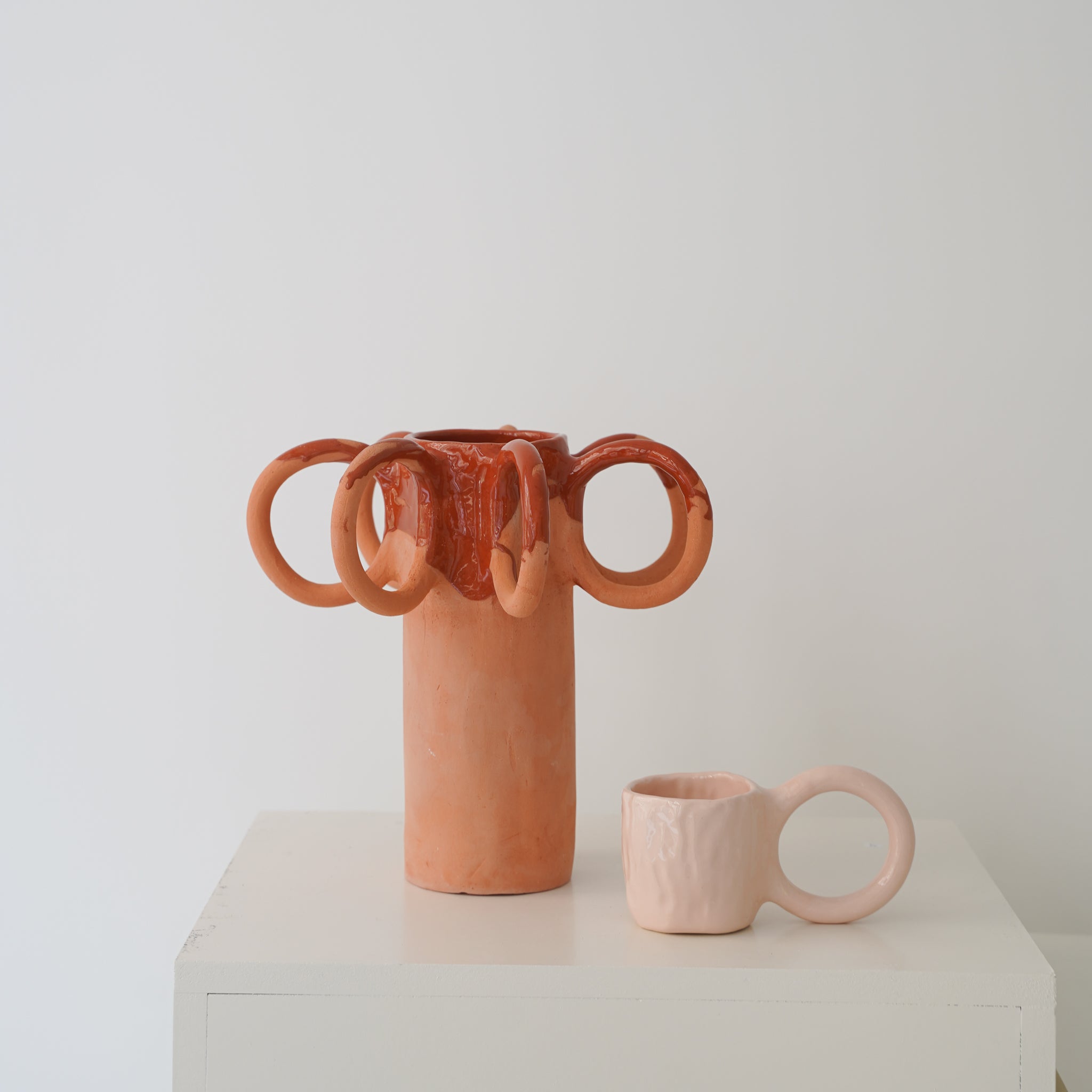 Vase poulpe en faïence H 29cm / Terracotta Glossy de Pia Chevalier chez Brutal Ceramics
