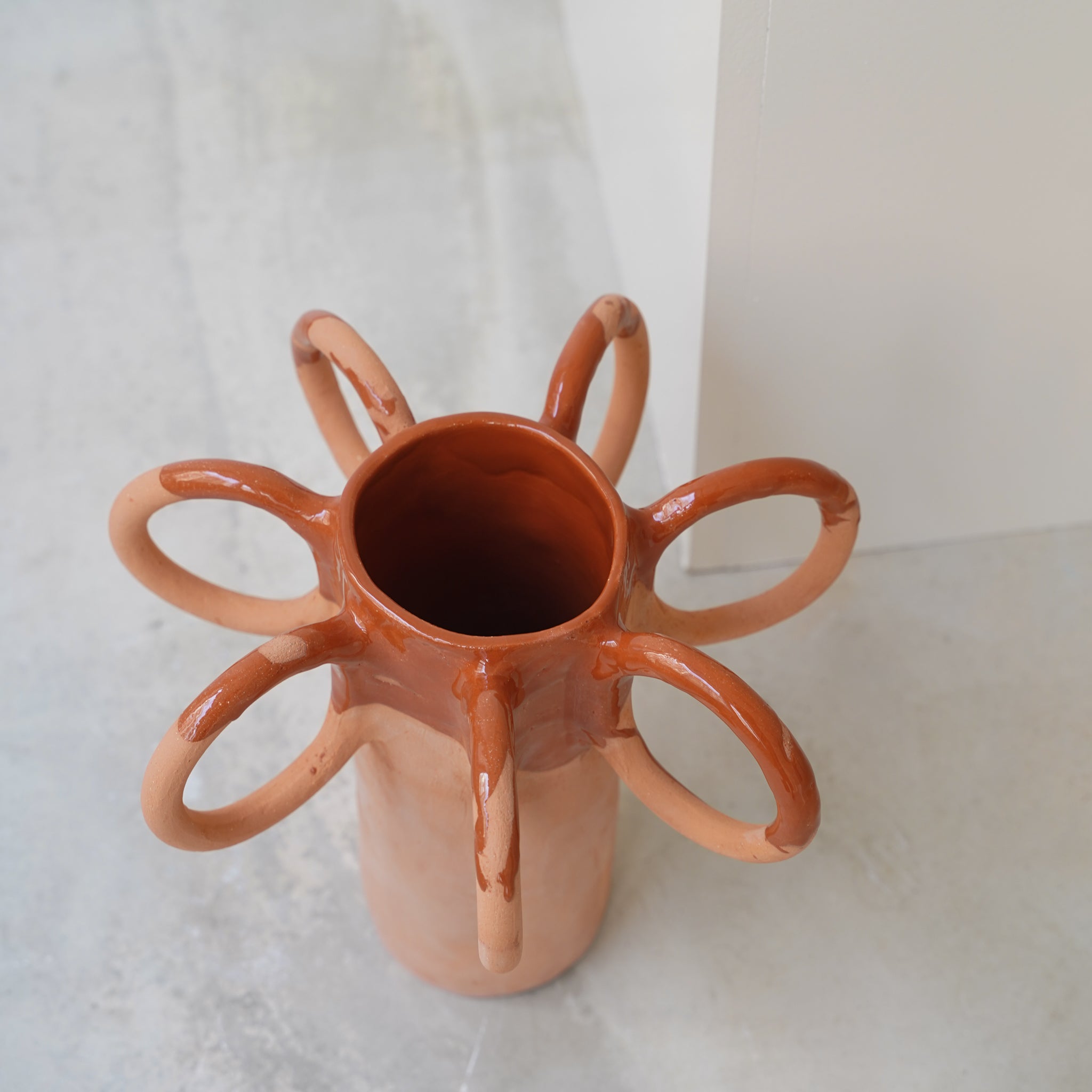Vase poulpe en faïence H 29cm / Terracotta Glossy de Pia Chevalier chez Brutal Ceramics