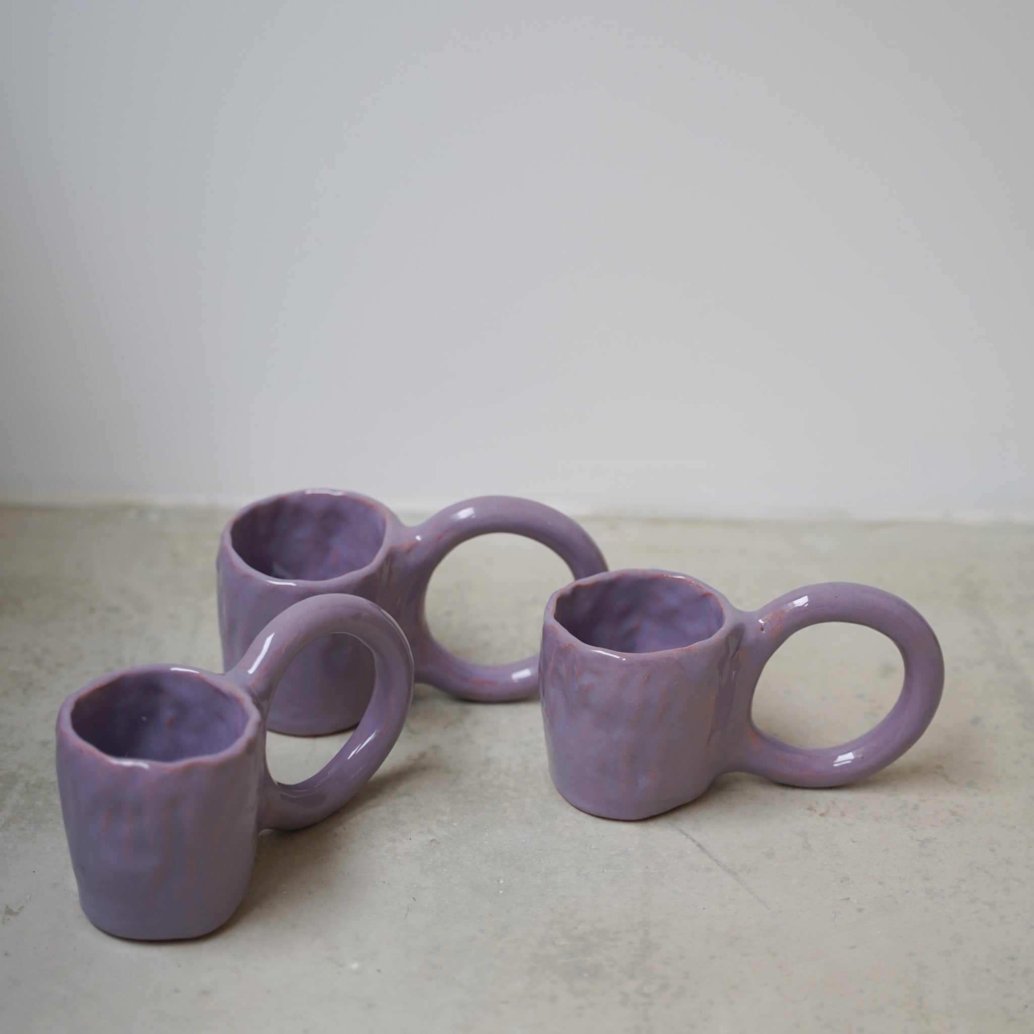 Mug Donut en faïence 160ml / Myrtille de Pia Chevalier chez Brutal Ceramics