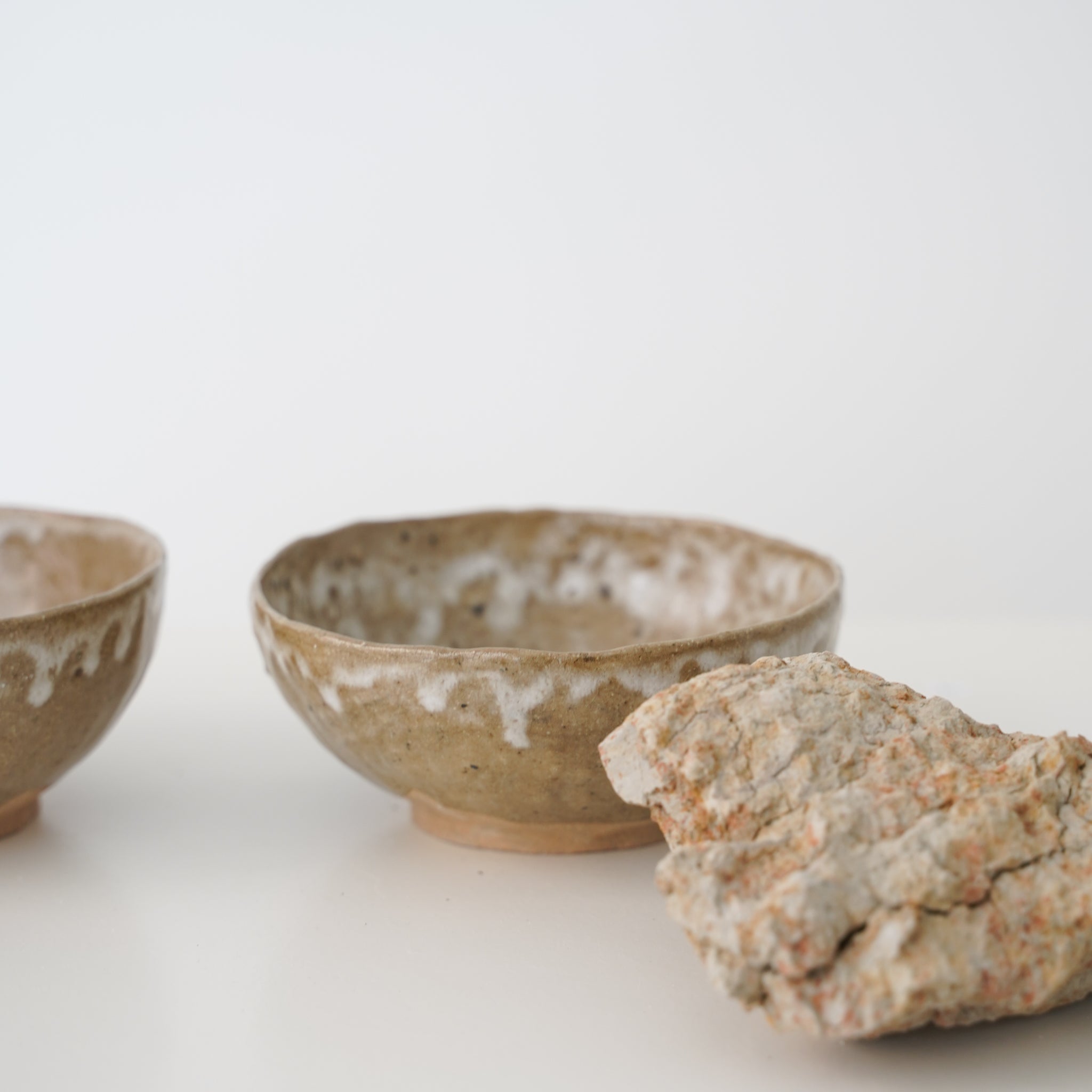 Bol en terre ramassée D15,5 cm / Brun de Judith Lasry chez Brutal Ceramics
