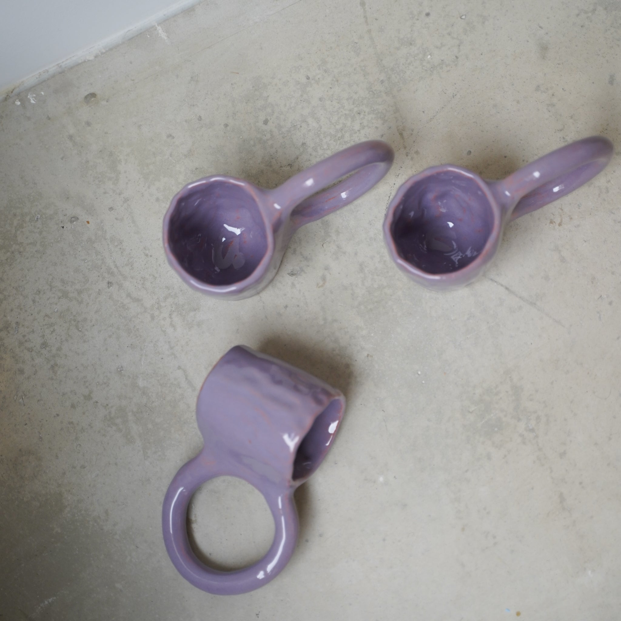 Mug Donut en faïence 160ml / Myrtille de Pia Chevalier chez Brutal Ceramics