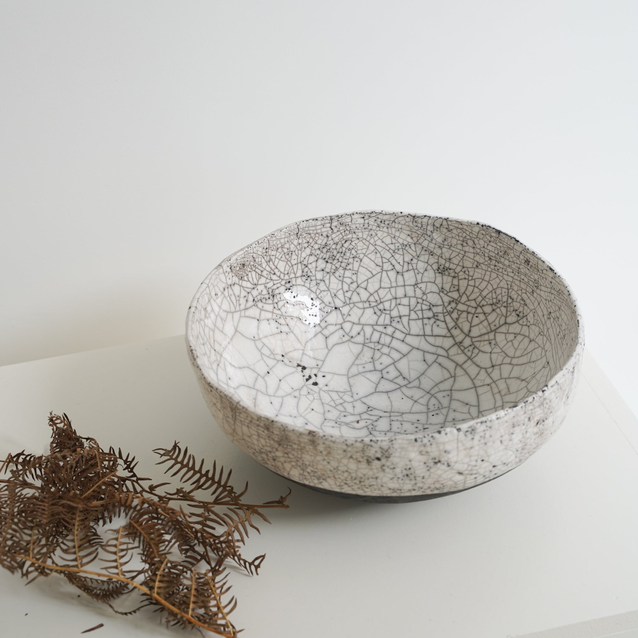 grand saladier en raku de Potry pour Brutal Ceramics