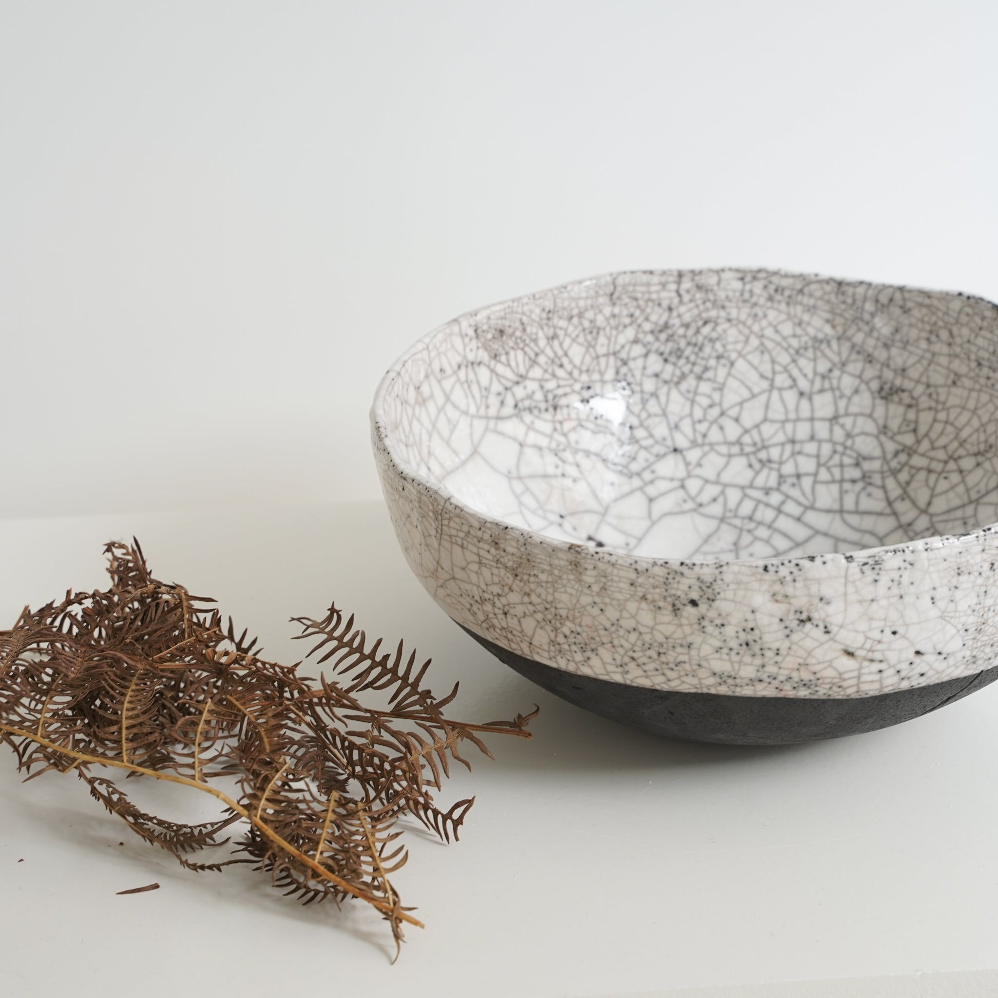 grand saladier en raku de Potry pour Brutal Ceramics