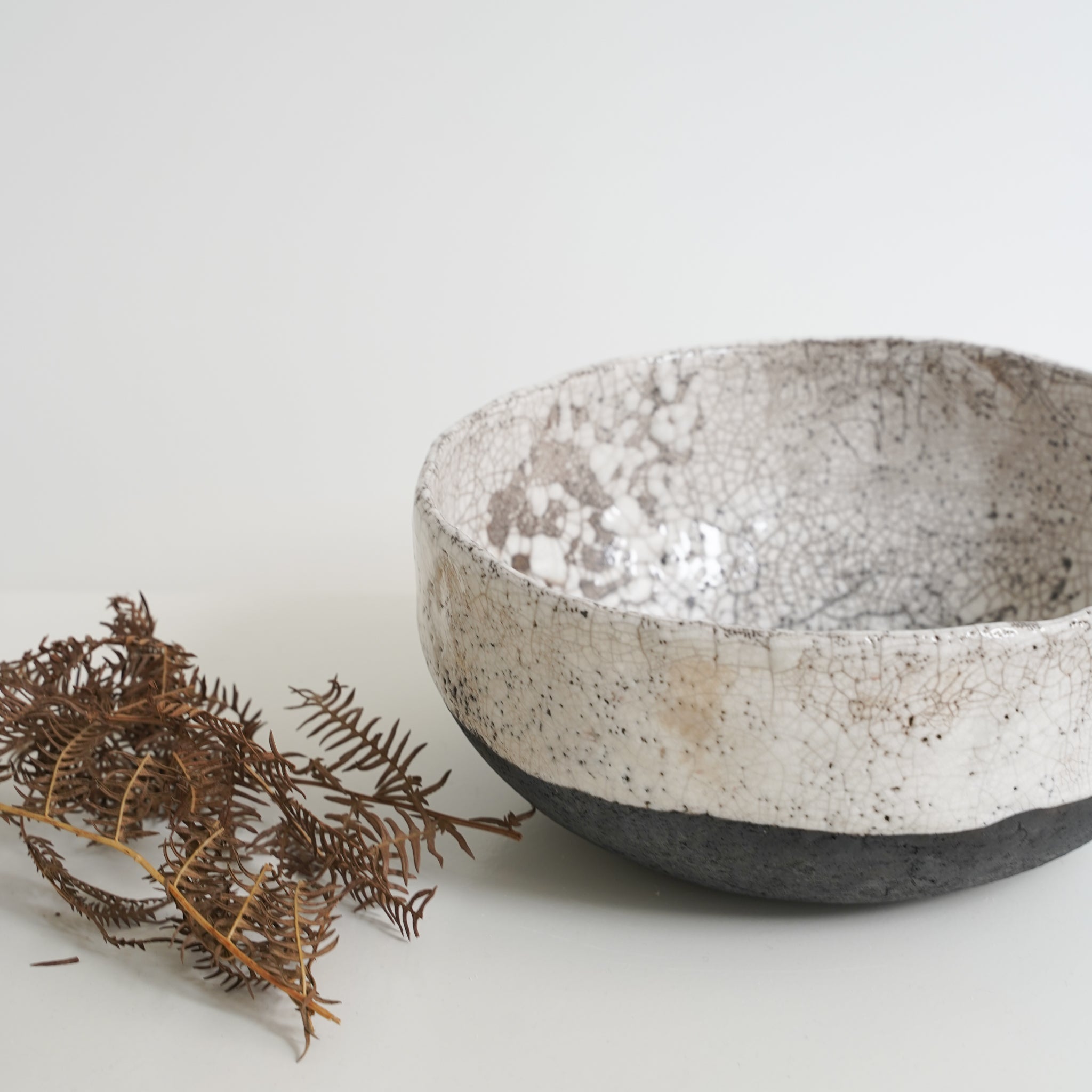 grand saladier en raku de Potry pour Brutal Ceramics