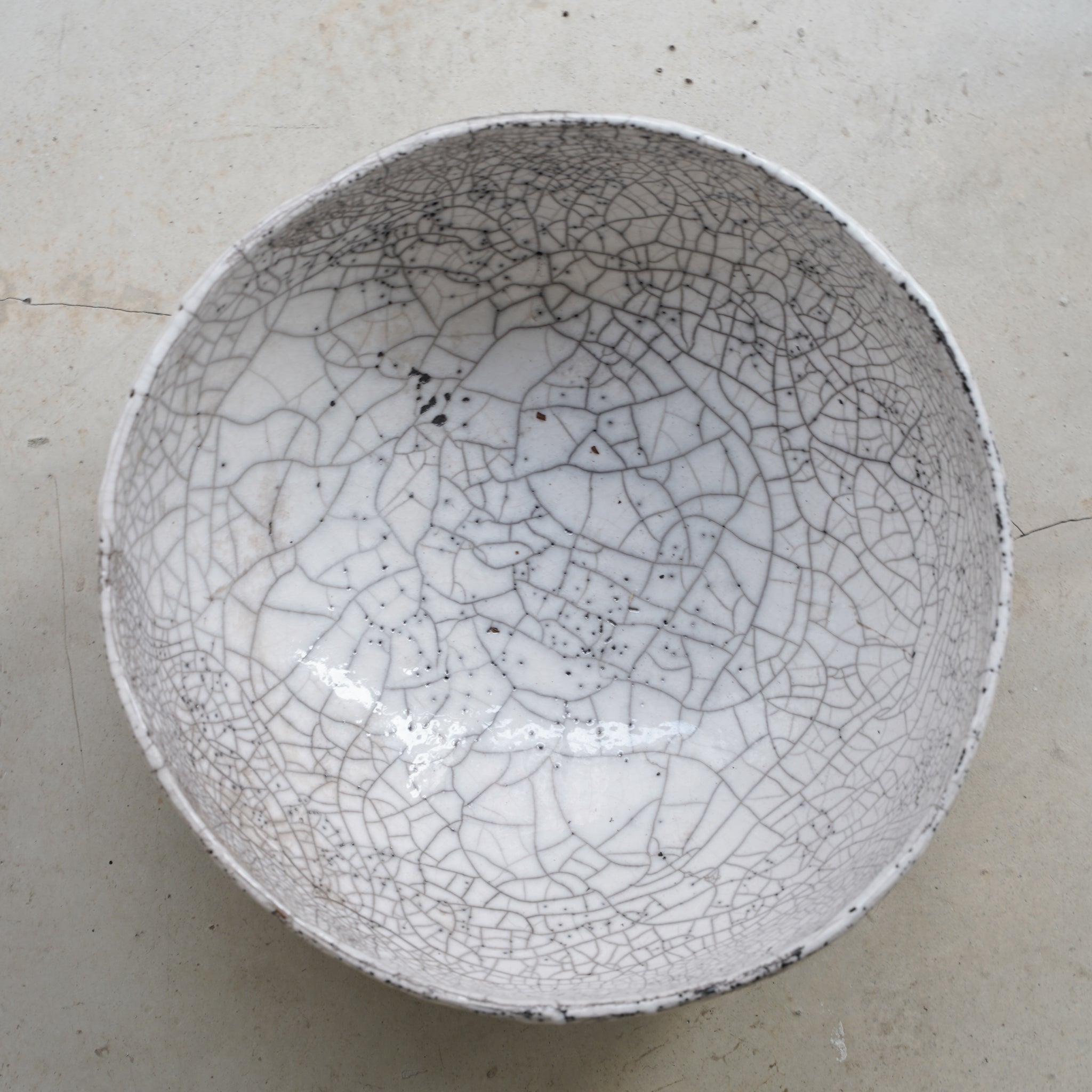 grand saladier en raku de Potry pour Brutal Ceramics