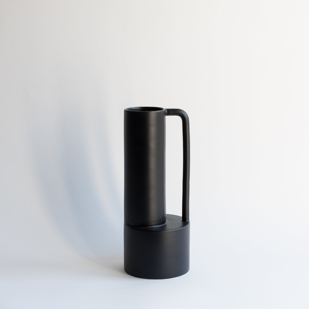 Issu de sa collection Intervalle, ce vase est tourné et assemblé à la main par Alison Thirion
