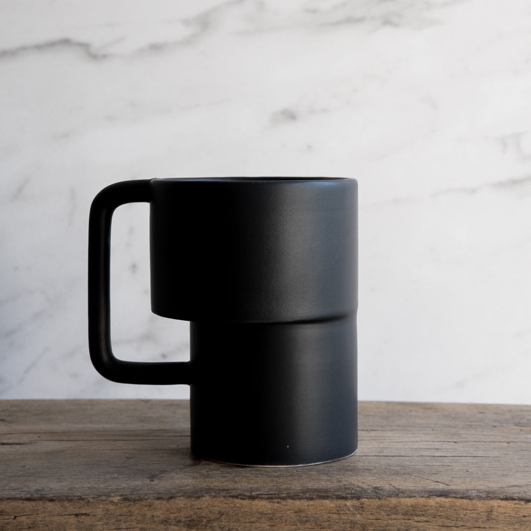 Issue de sa collection Intervalle, cette tasse est tournée et assemblée à la main par Alison Thirion, céramiste