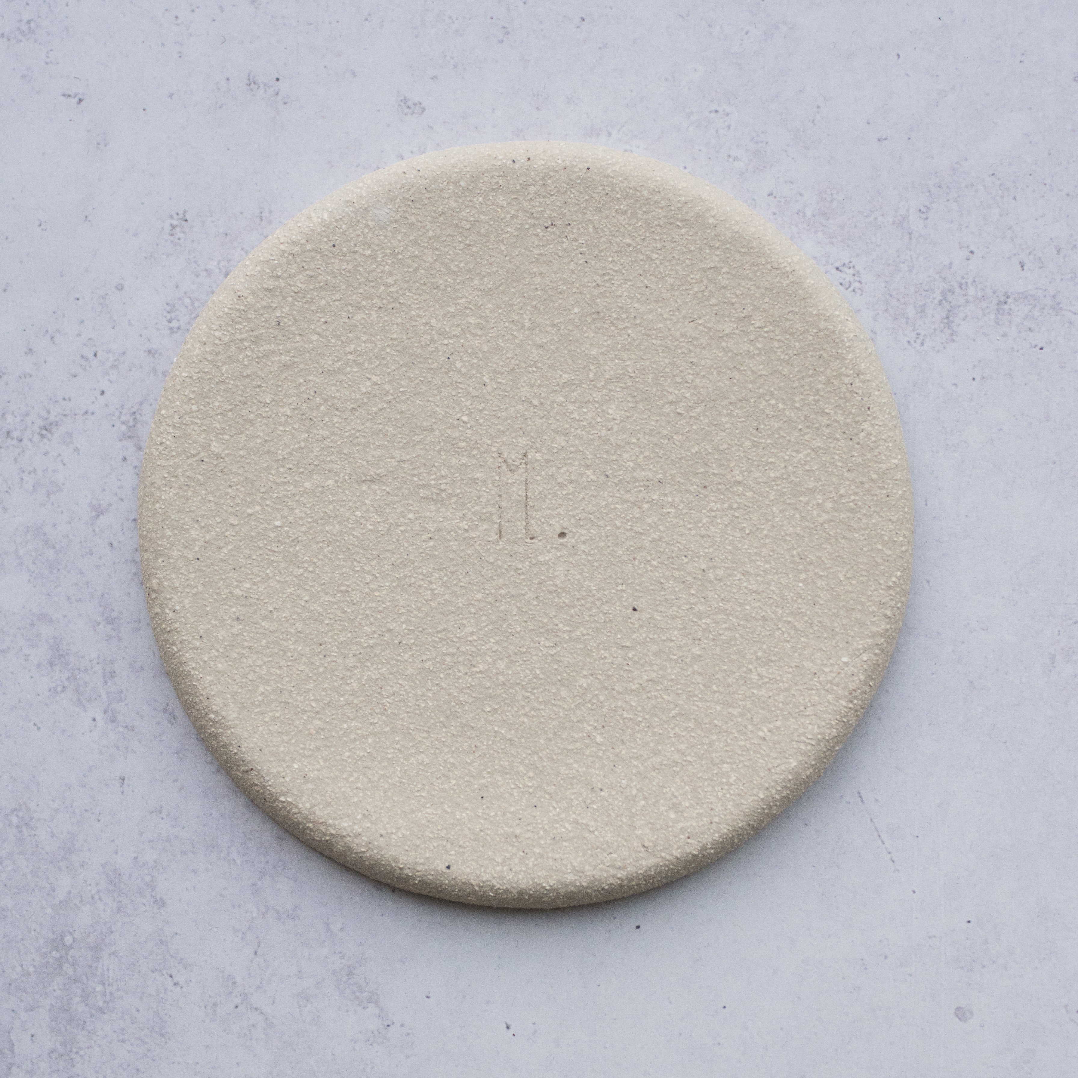Petite assiette en grès chamotté blanc par Marie de l'Atelier M. en vente chez Brutal Ceramics