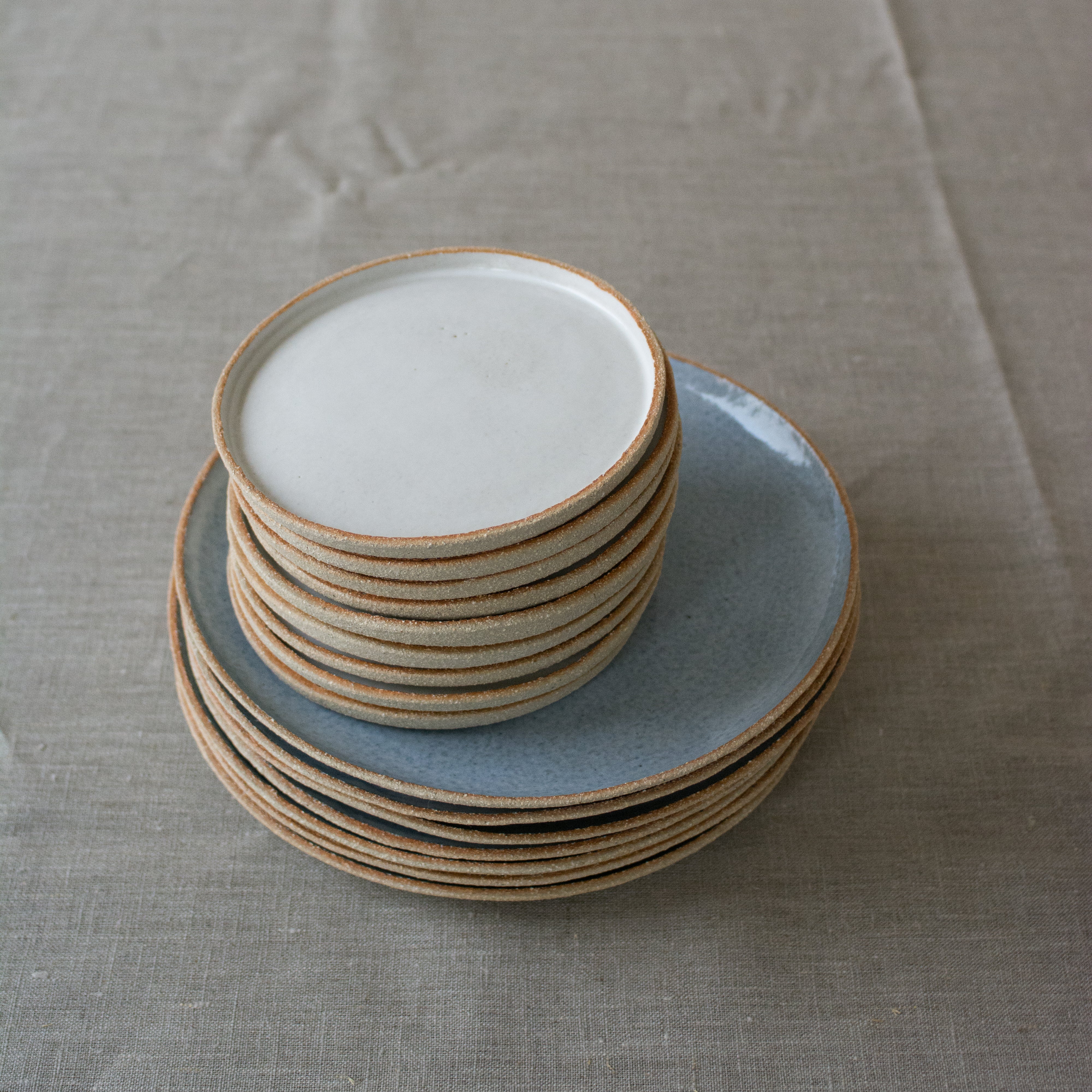 Assiette à dîner en grès chamotté bleu nuage par Marie de l'Atelier M. en vente chez Brutal Ceramics
