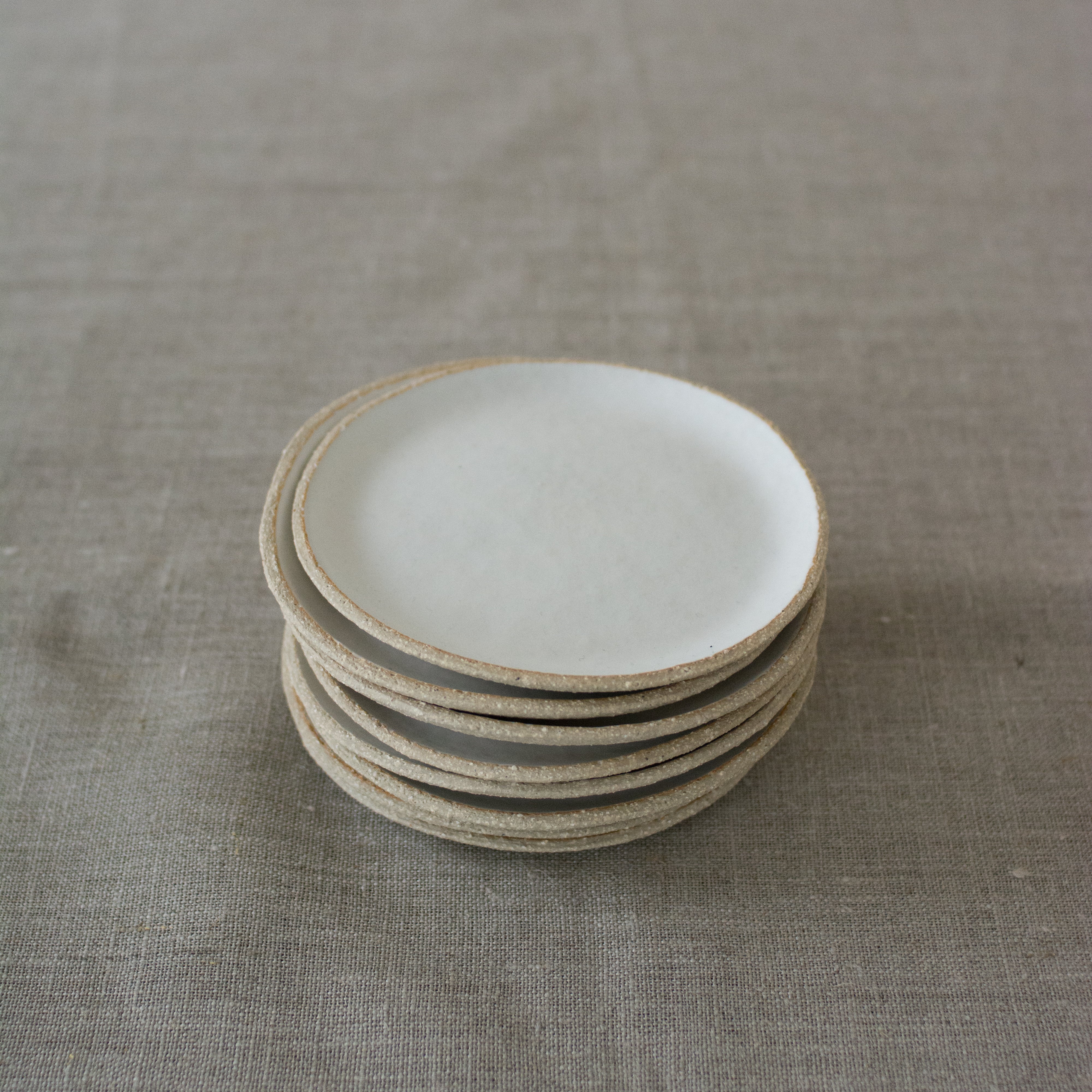 Assiette amuse bouche blanc mat de L'Atelier M, chez Brutal Ceramics