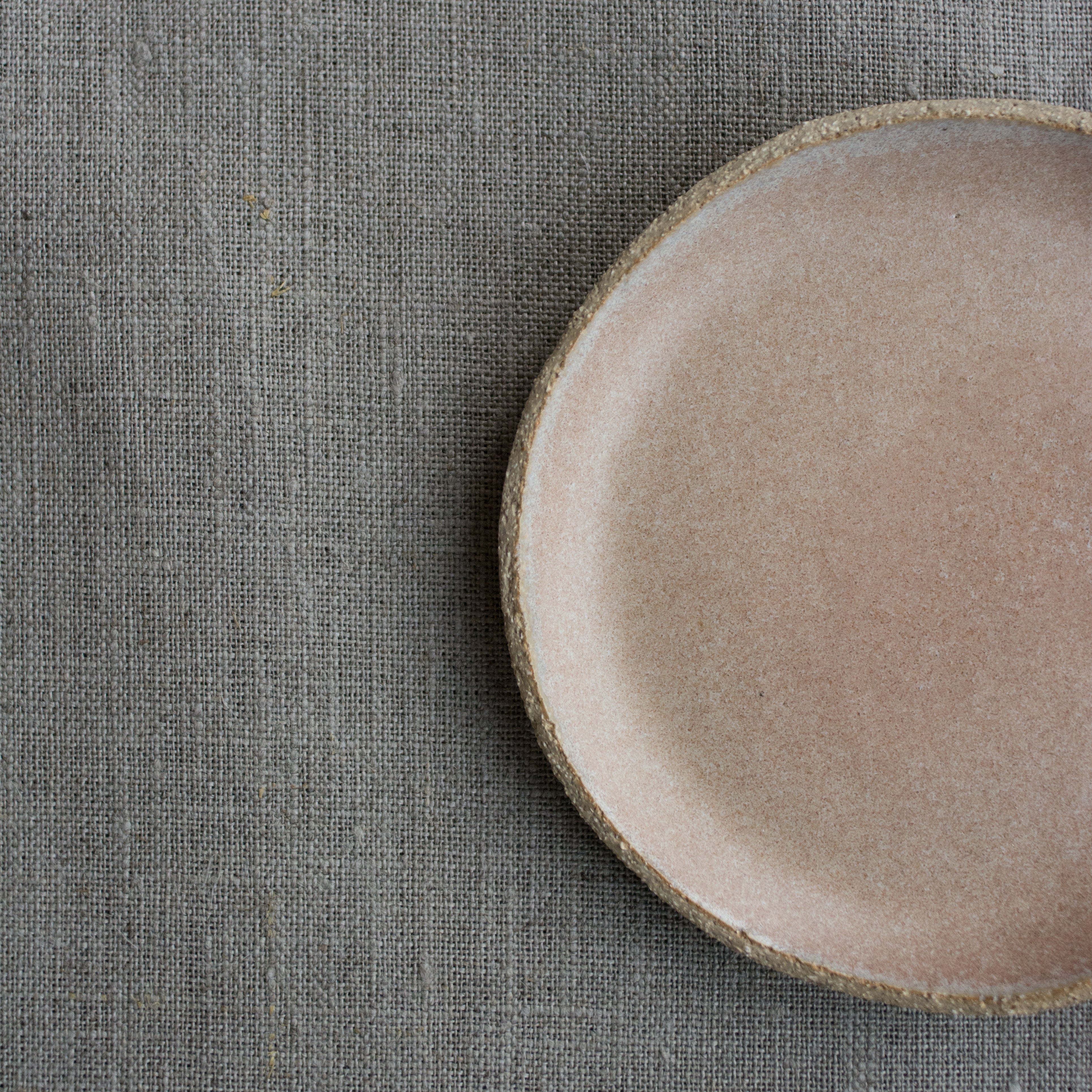 Assiette amuse bouche rose de L'Atelier M, chez Brutal Ceramics