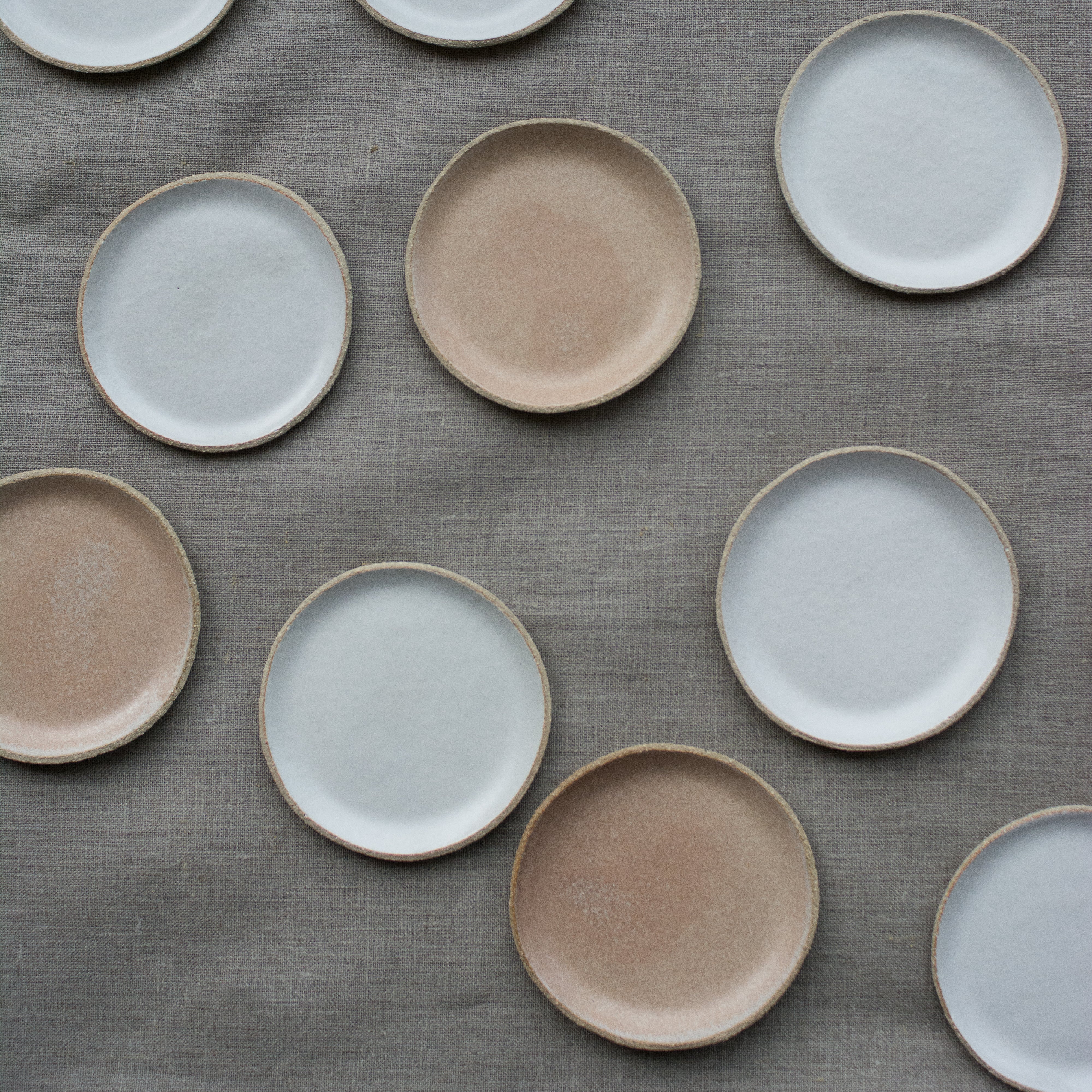Assiette amuse bouche rose de L'Atelier M, chez Brutal Ceramics