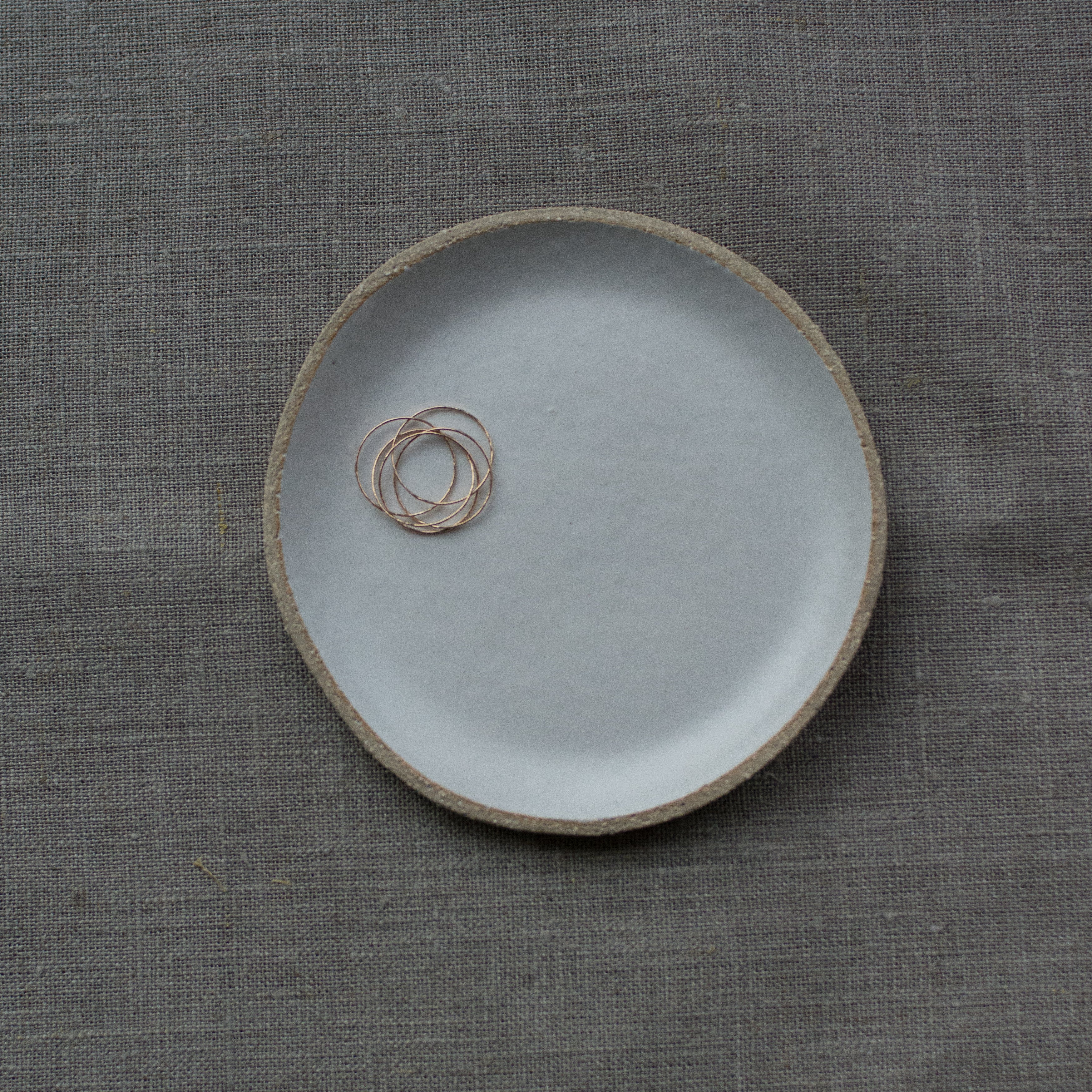 Assiette amuse bouche blanc mat de L'Atelier M, chez Brutal Ceramics