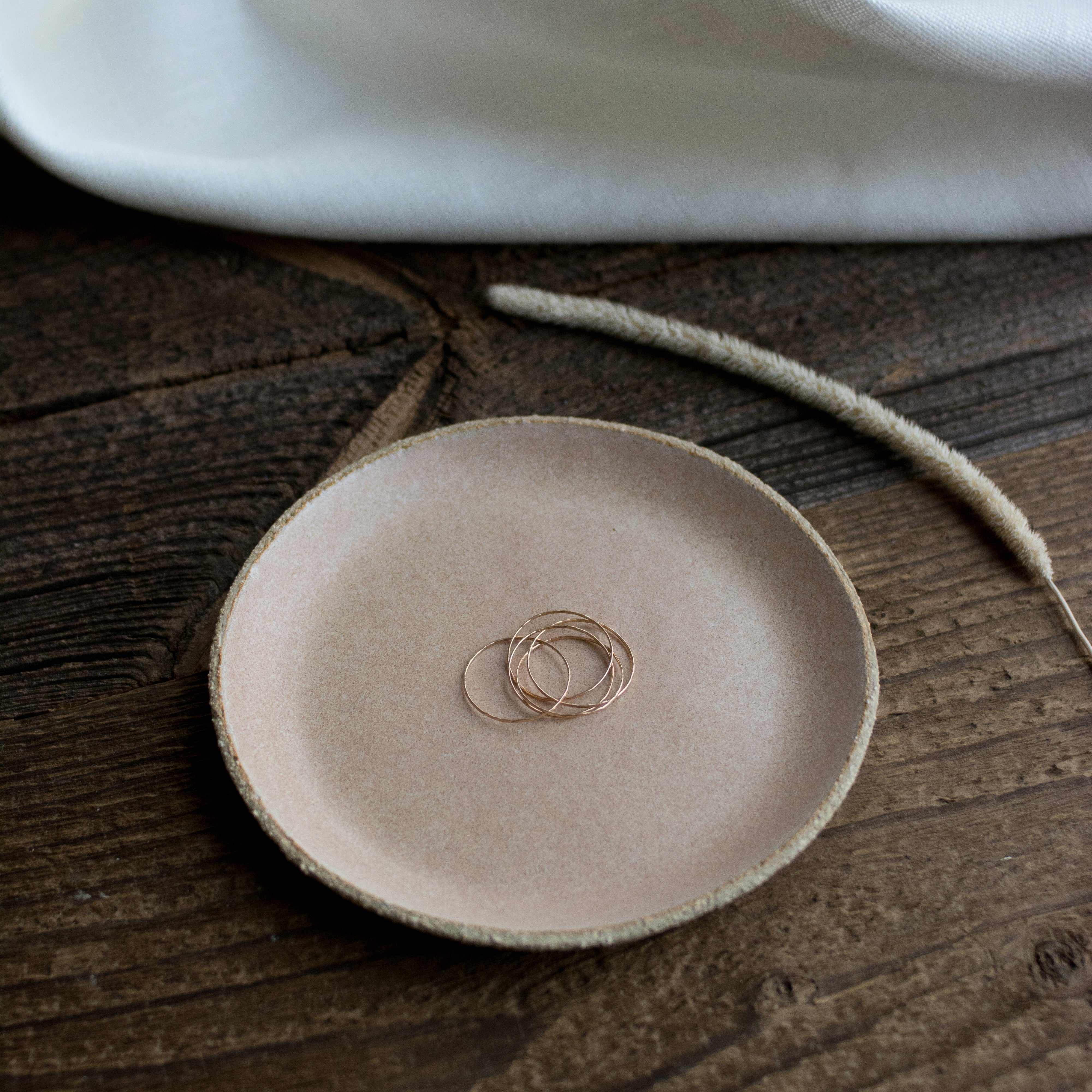 Assiette amuse bouche rose de L'Atelier M, chez Brutal Ceramics
