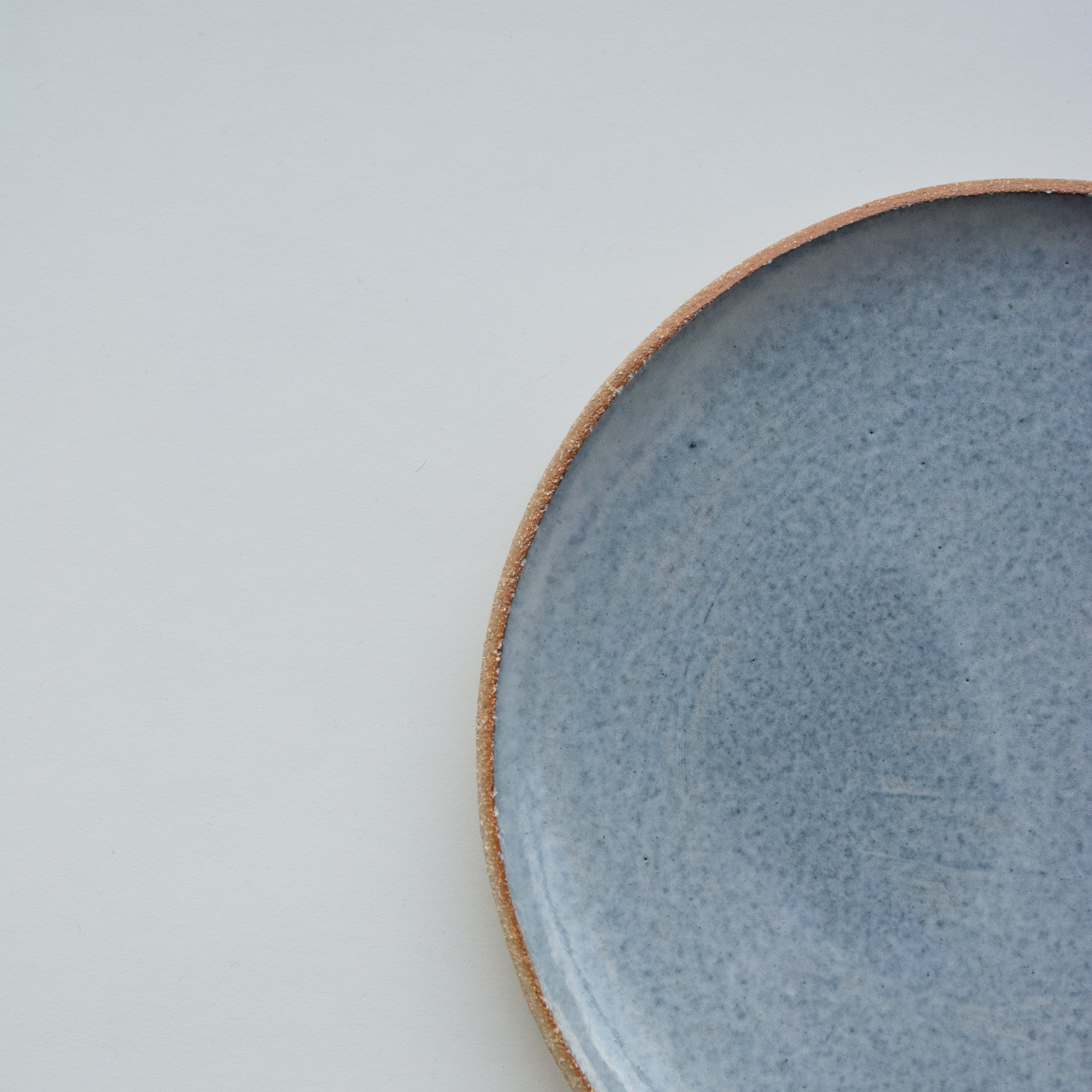 Assiette à dîner en grès chamotté bleu nuage par Marie de l'Atelier M. en vente chez Brutal Ceramics