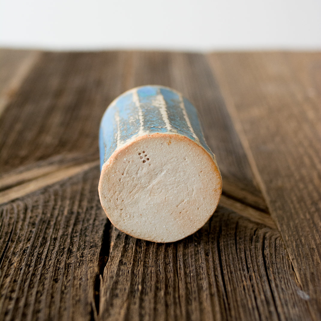 Petit vase bleu fait à la main au Japon, par Aya Ogawa avec la technique du Shinogi