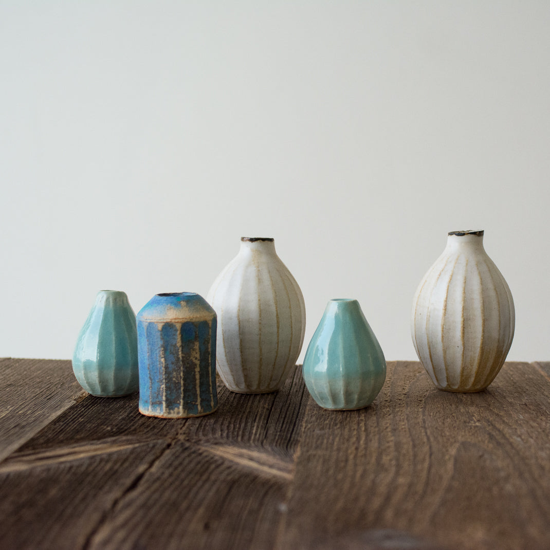Petit vase blanc fait à la main au Japon, par Aya Ogawa avec la technique du Shinogi