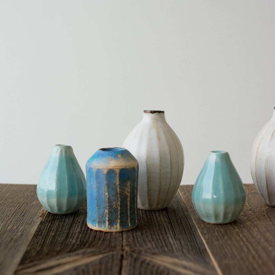 Petit vase bleu fait à la main au Japon, par Aya Ogawa avec la technique du Shinogi