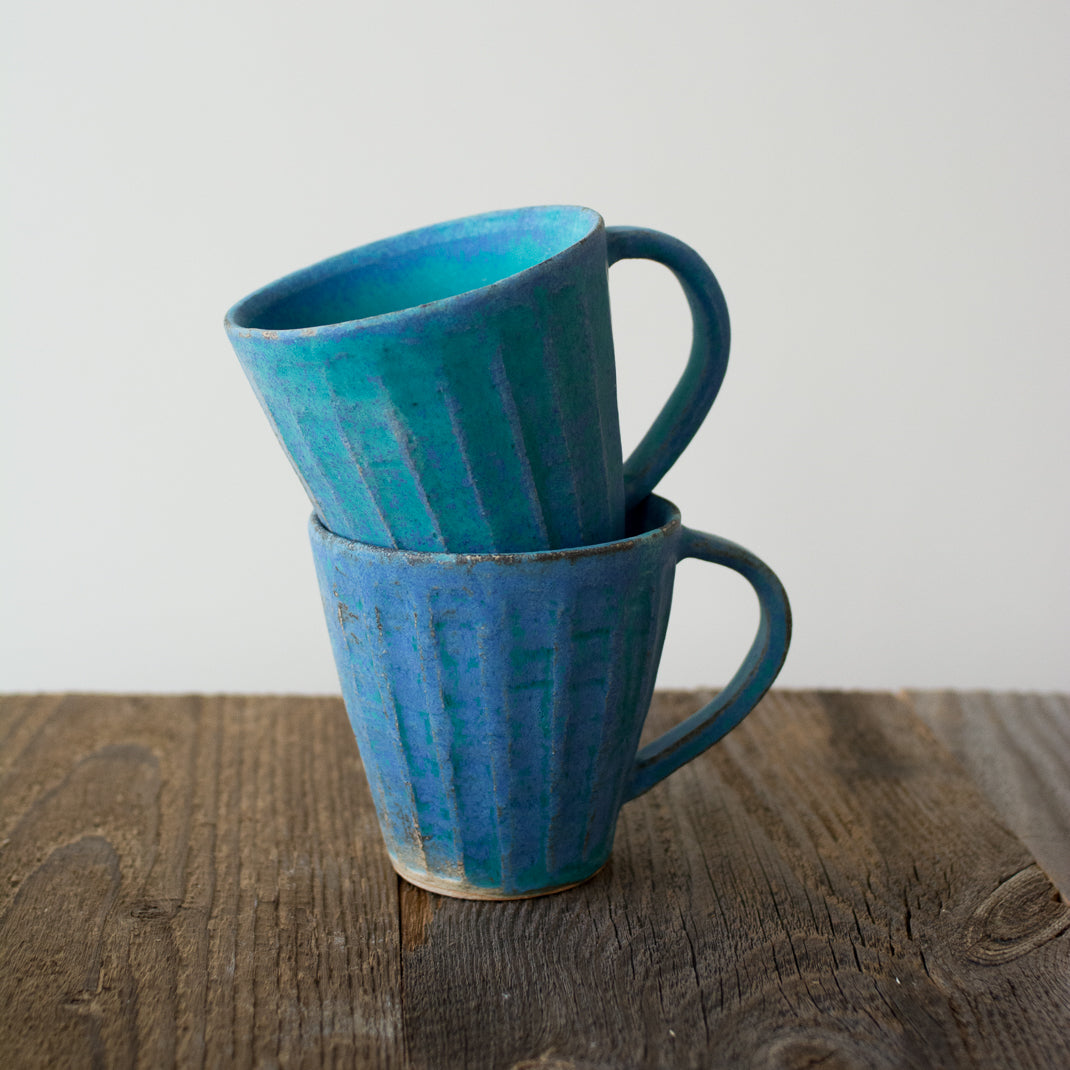 Mug blue antique faconné à la main par la céramiste japonaise Aya Ogawa à Tokyo