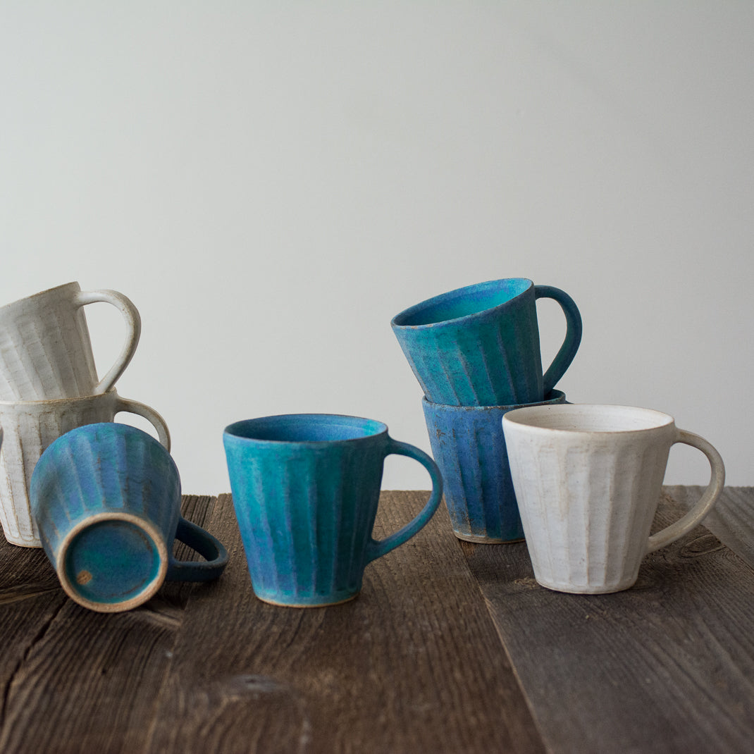 Mug blue antique faconné à la main par la céramiste japonaise Aya Ogawa à Tokyo