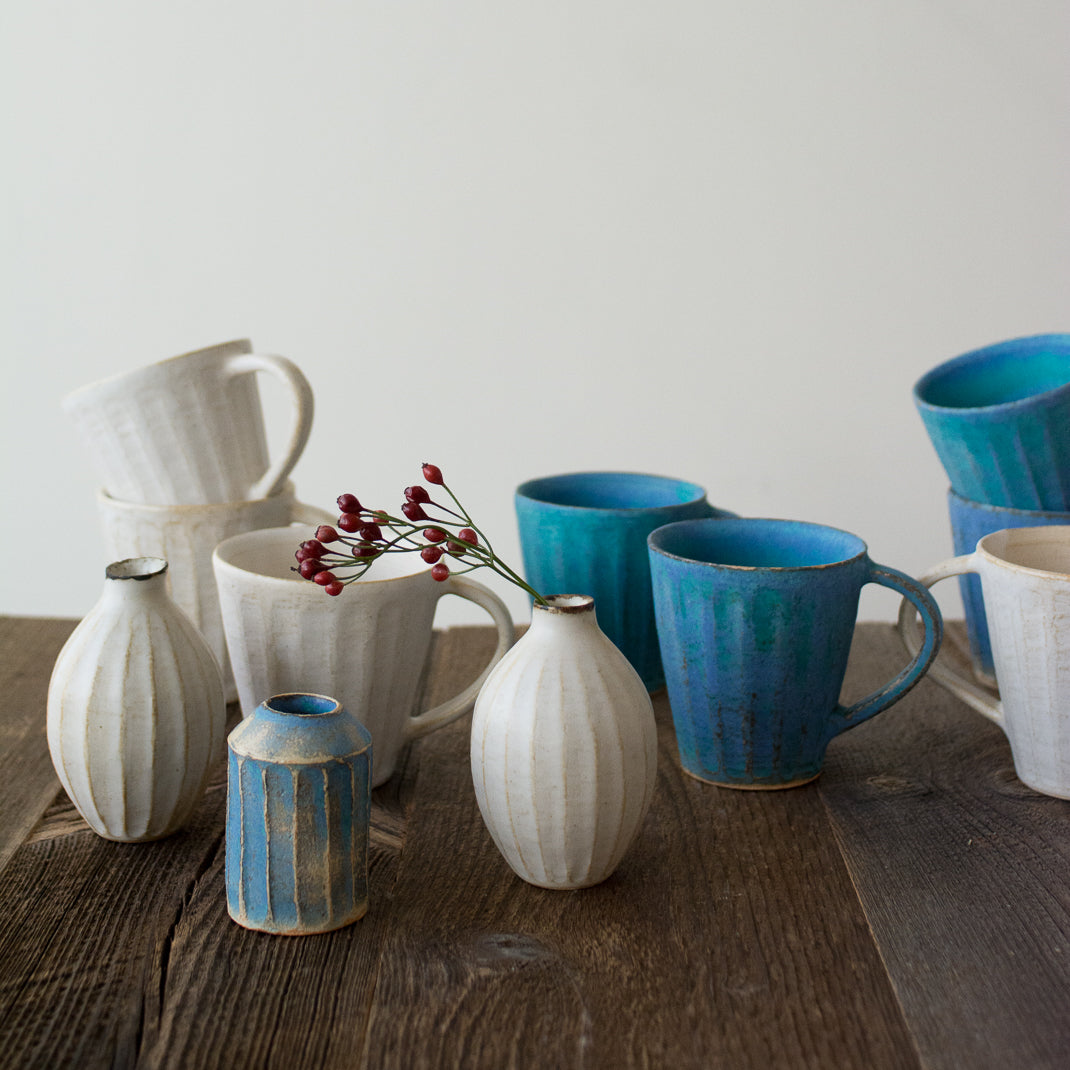Mug white antique faconné à la main par la céramiste japonaise Aya Ogawa à Tokyo