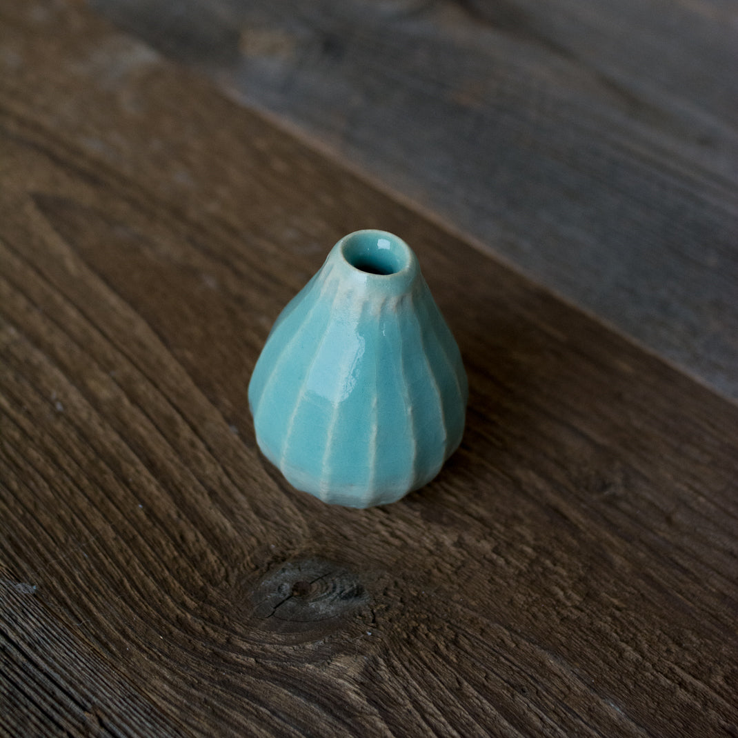 Petit vase vert fait à la main au Japon, par Aya Ogawa avec la technique du Shinogi