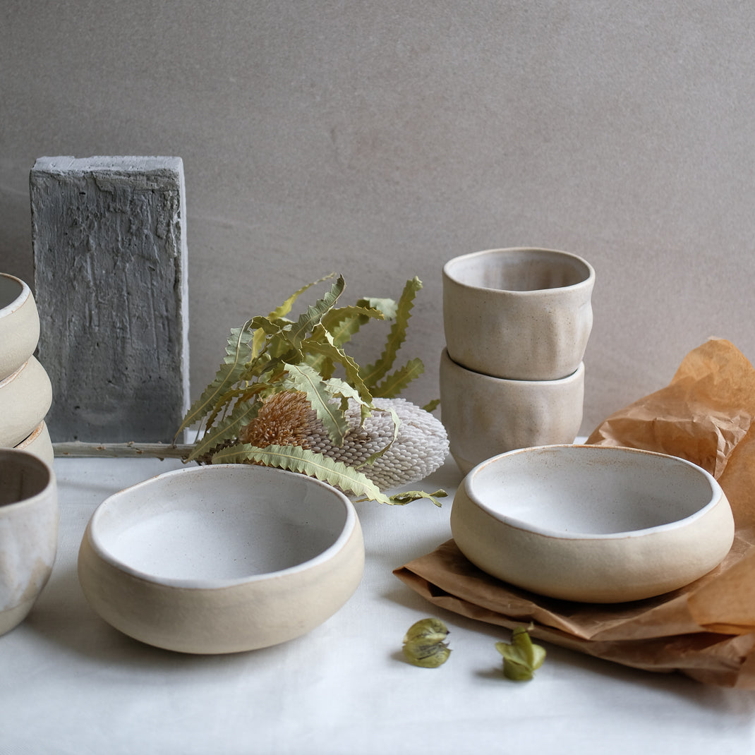 Tasse en grès blanc faite à la main dans l'atelier lillois d'Albane Trollé, céramiste