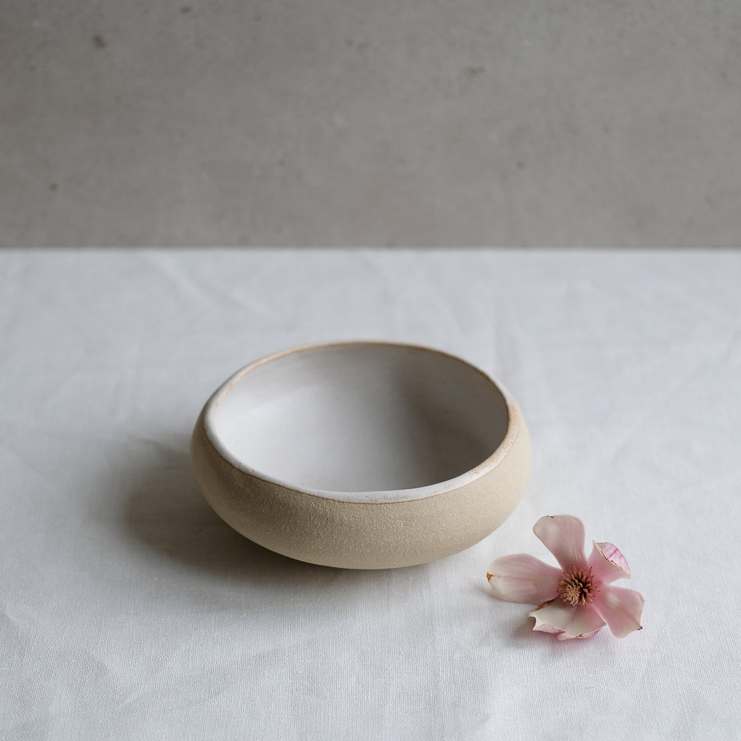 Assiette creuse en grès modelée par Albane Trollé dans son atelier près de Lille.